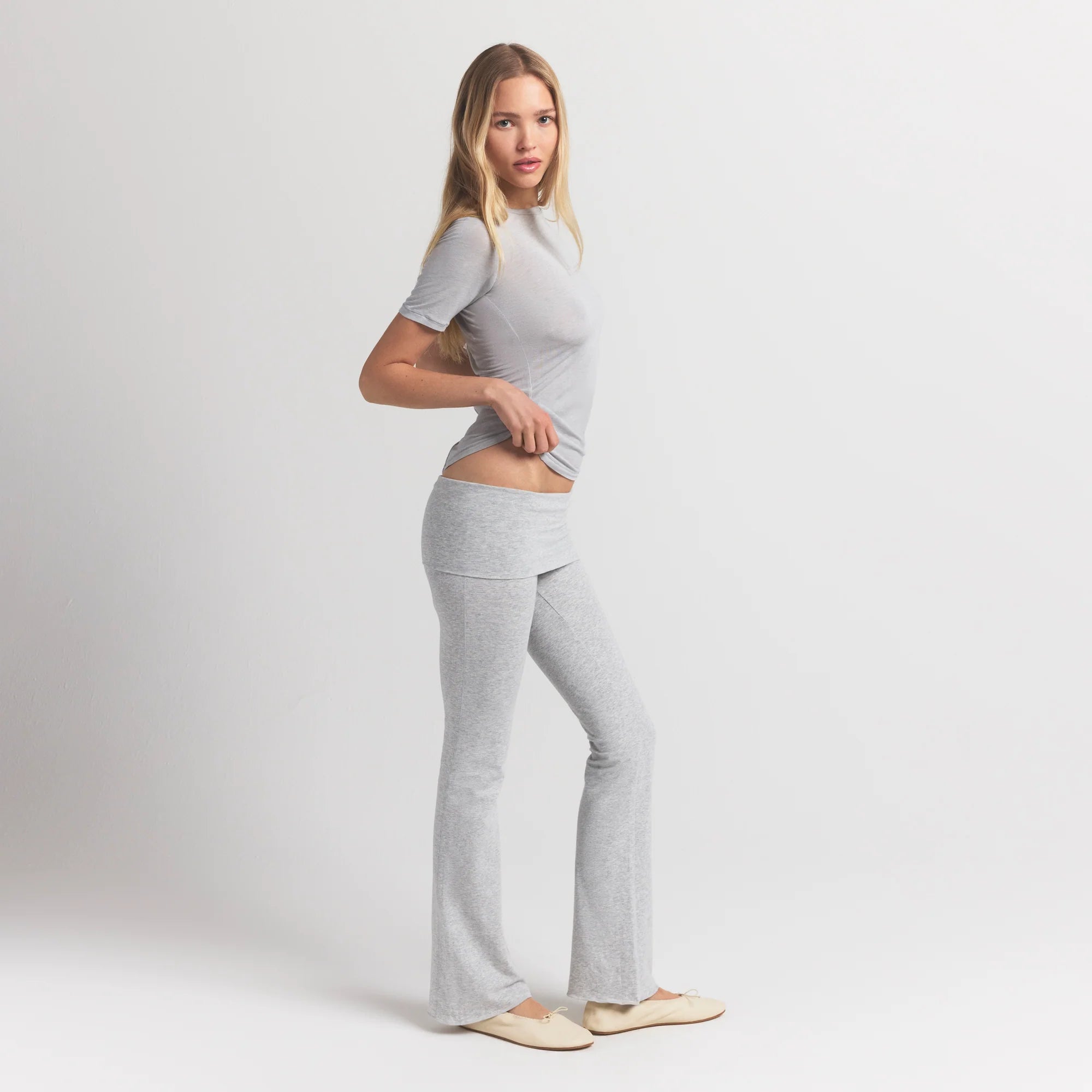 SHEER MODAL LONG T-SHIRT | HEATHER GREY ON A MODEL SIDE VIEW @ | FOCUS: 0.9, 0.1, 0.7