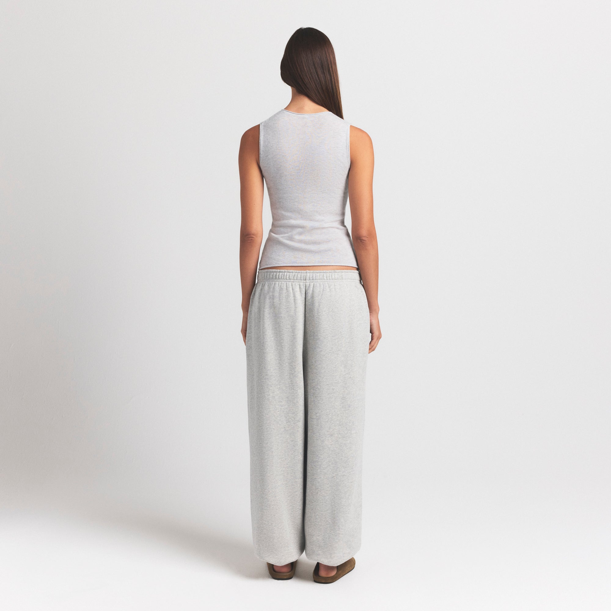 FEATHERWEIGHT CASHMERE SLEEVELESS TOP | LIGHT HEATHER GREY ON A MODEL SIDE VIEW | FOCUS: 0.0, 1.0, 0.9
