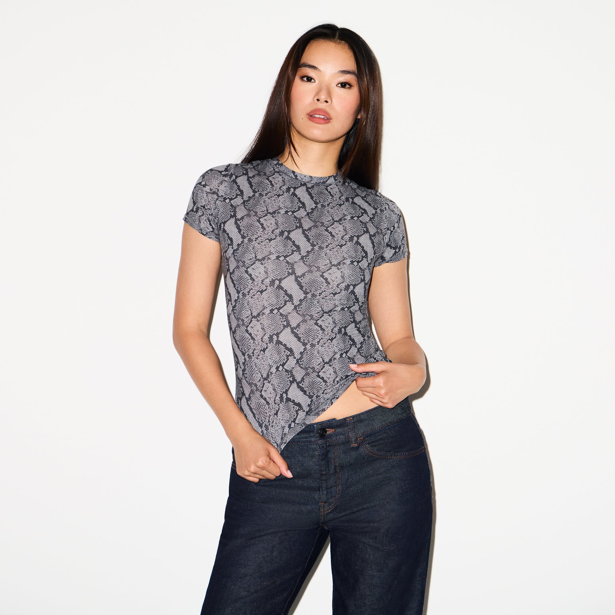 FITS EVERYBODY T-SHIRT | SHADOW SNAKE PRINT ON A MODEL SIDE VIEW @ | FOCUS: 0.0, 1.0, 0.9