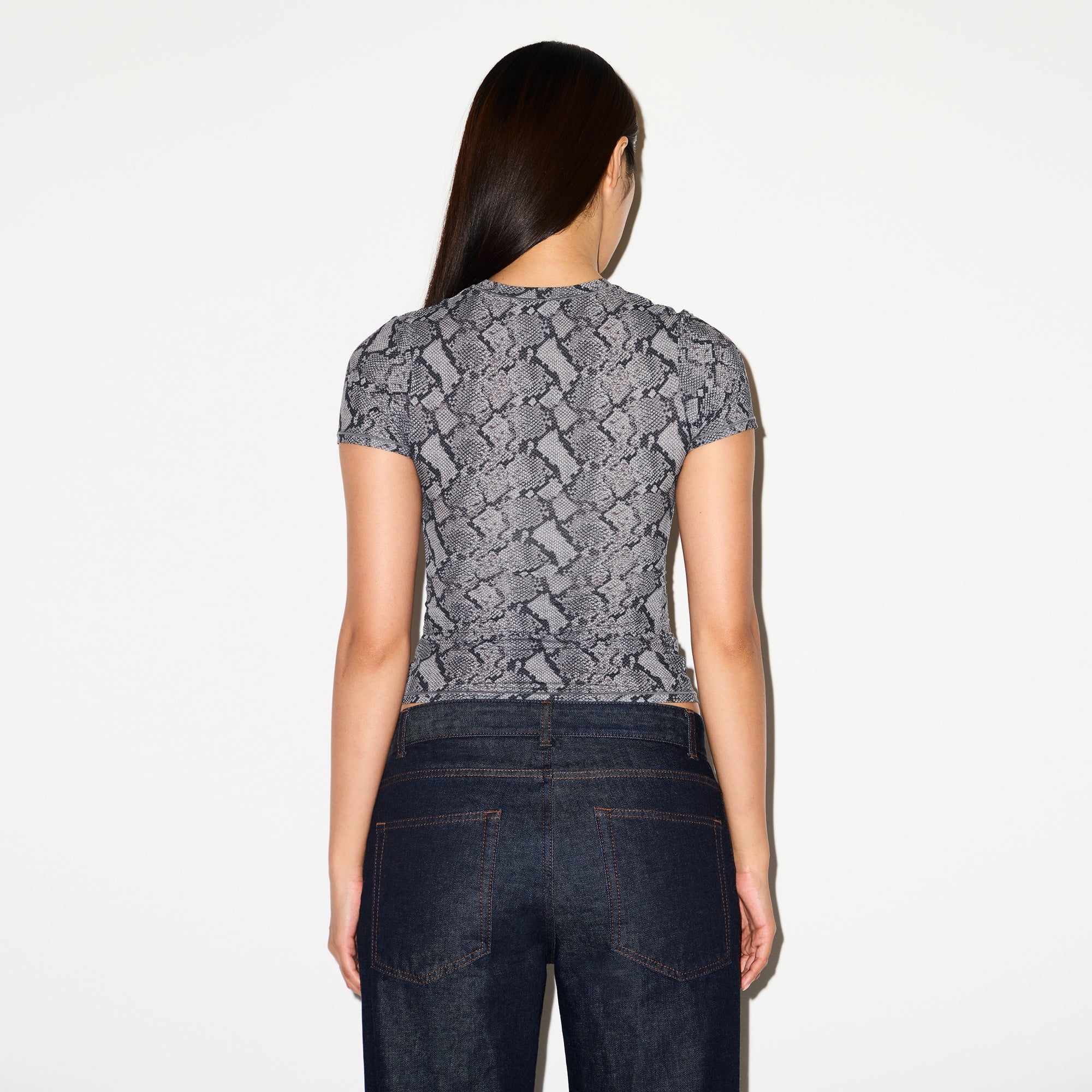 FITS EVERYBODY T-SHIRT | SHADOW SNAKE PRINT ON A MODEL SIDE VIEW @ | FOCUS: 0.0, 1.0, 0.9