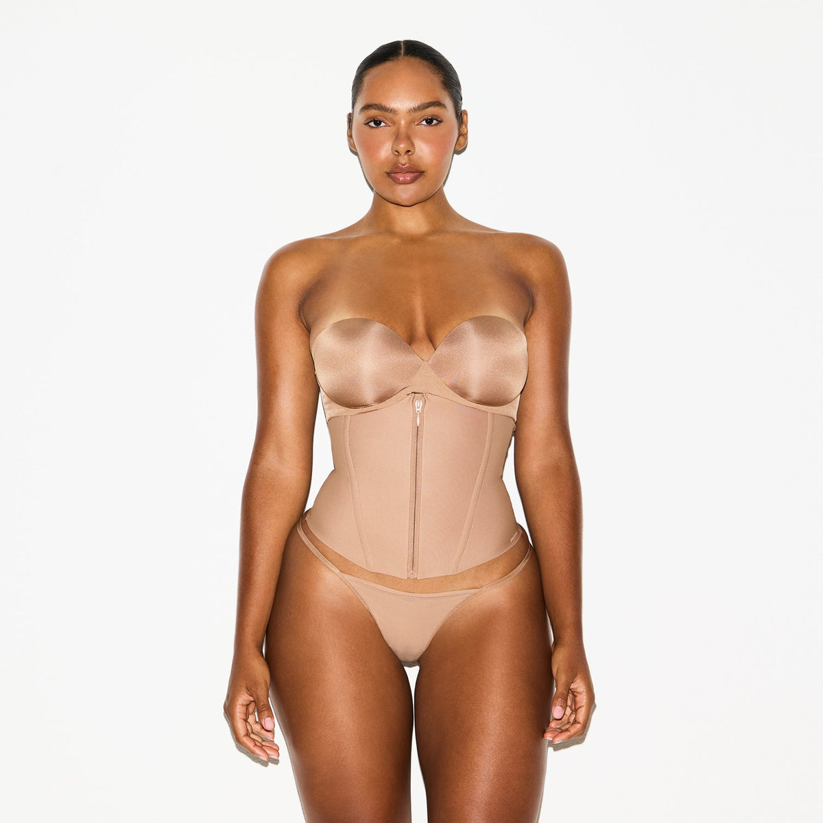 SKIMS BODY CORE SCULPT WAIST CINCHER | SIENNA ON A MODEL SIDE VIEW @ | FOCUS: 0.0, 1.0, 0.9
