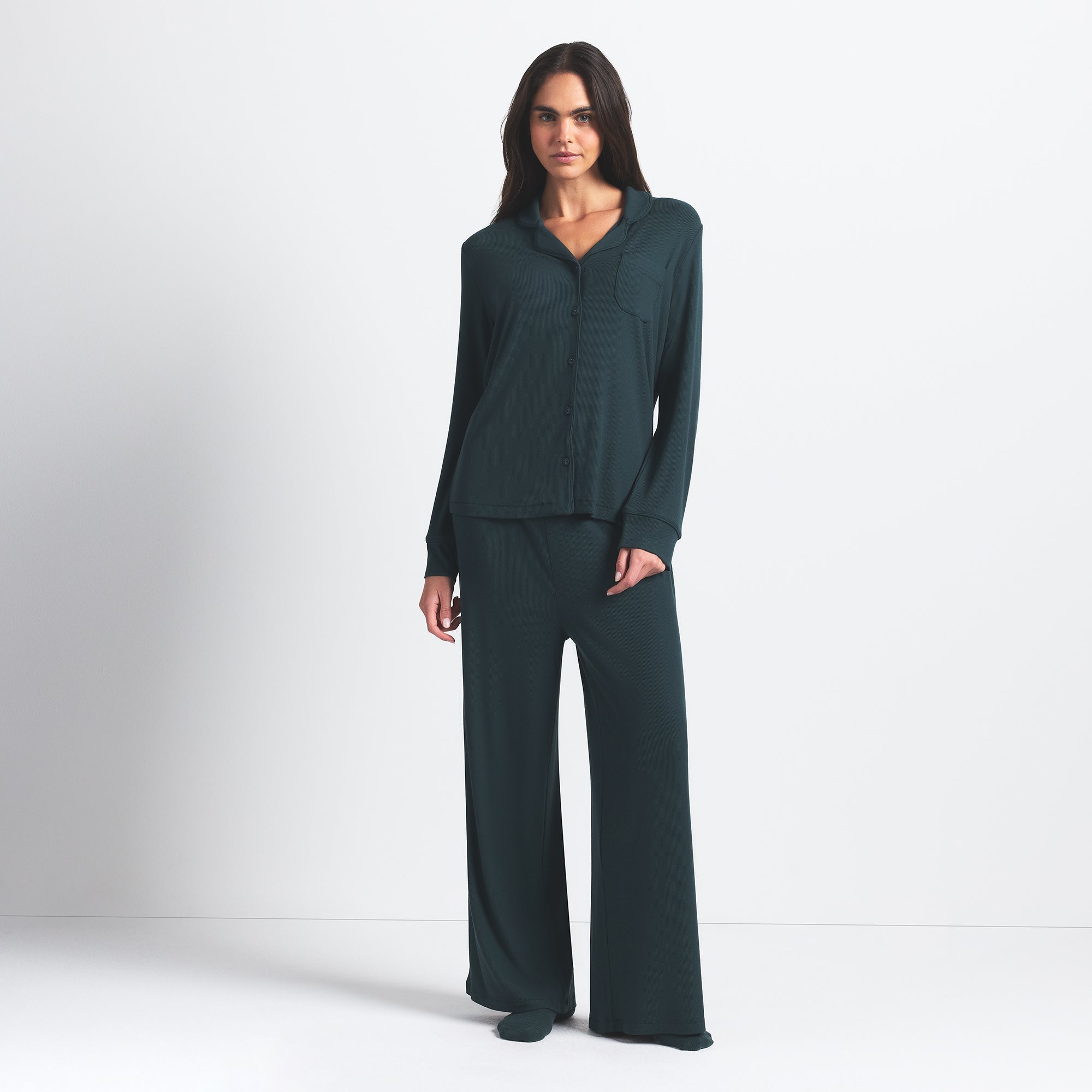 SOFT LOUNGE SLEEP SET | CYPRESS ON A MODEL FRONT VIEW @ | FOCUS: 0.0, 1.0, 0.9