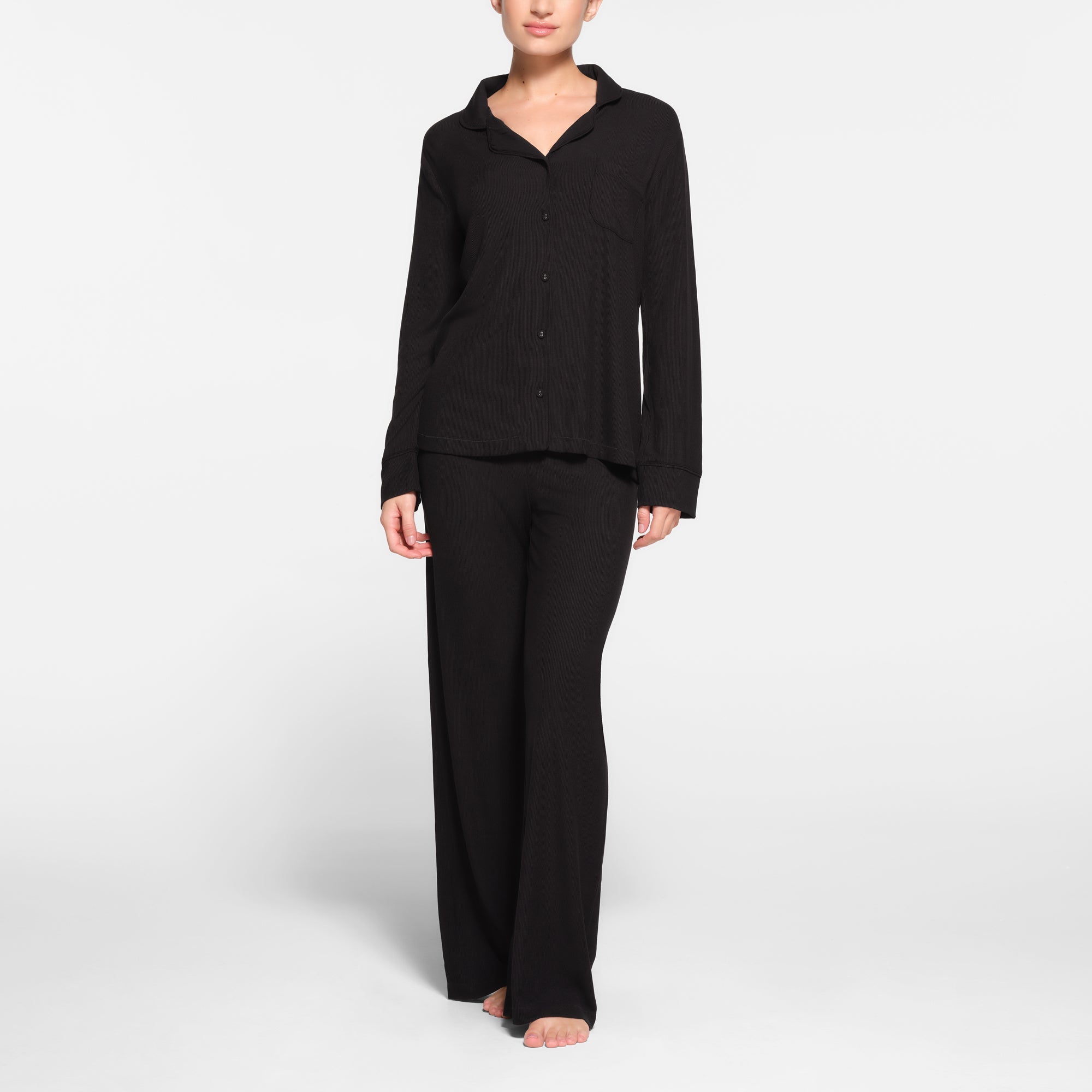 SOFT LOUNGE SLEEP SET | ONYX ON A MODEL FRONT VIEW