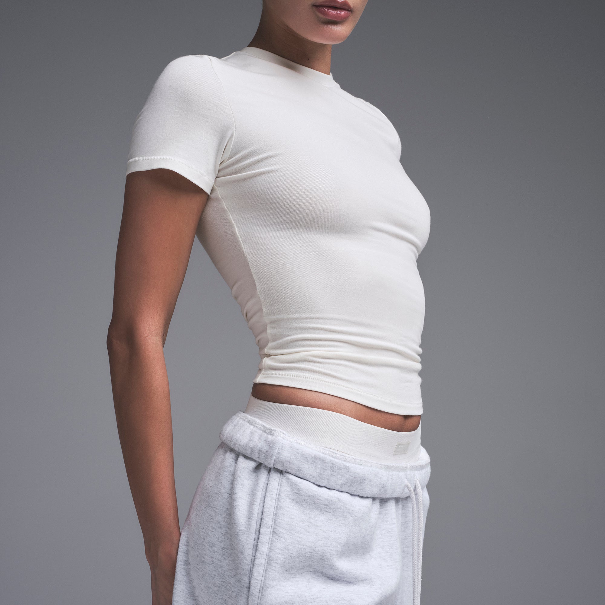 COTTON JERSEY T-SHIRT | MARBLE ON A MODEL SIDE VIEW | FOCUS: 0.0, 1.0, 0.9