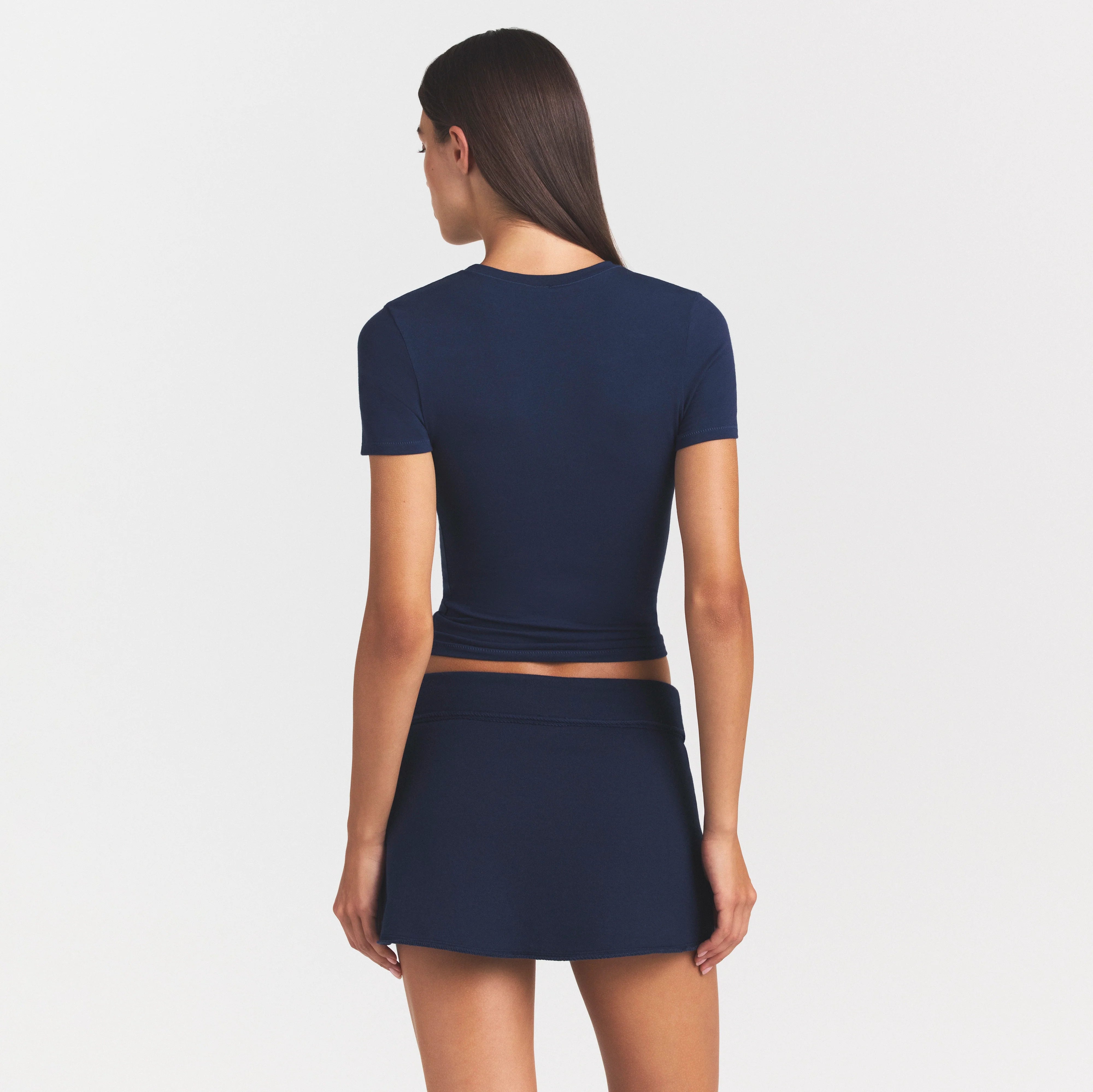 COTTON JERSEY T-SHIRT | NAVY ON A MODEL SIDE VIEW @ | FOCUS: 0.0, 1.0, 0.9