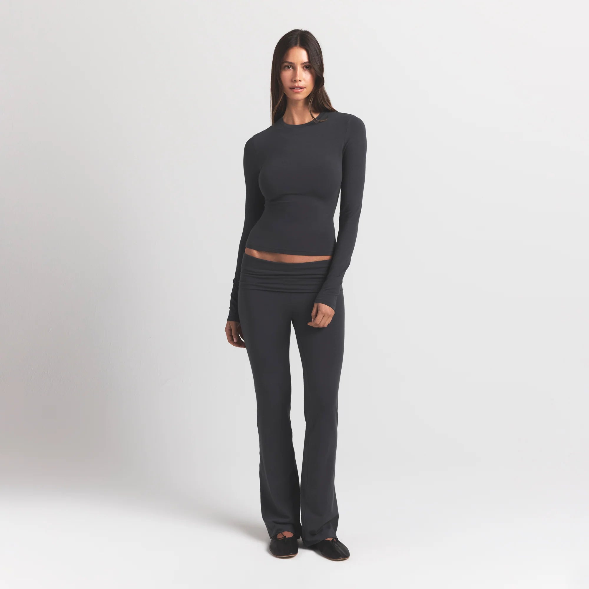 COTTON JERSEY LONG SLEEVE T-SHIRT | ASH ON A MODEL FRONT VIEW @ | FOCUS: 0.9, 0.1, 0.7