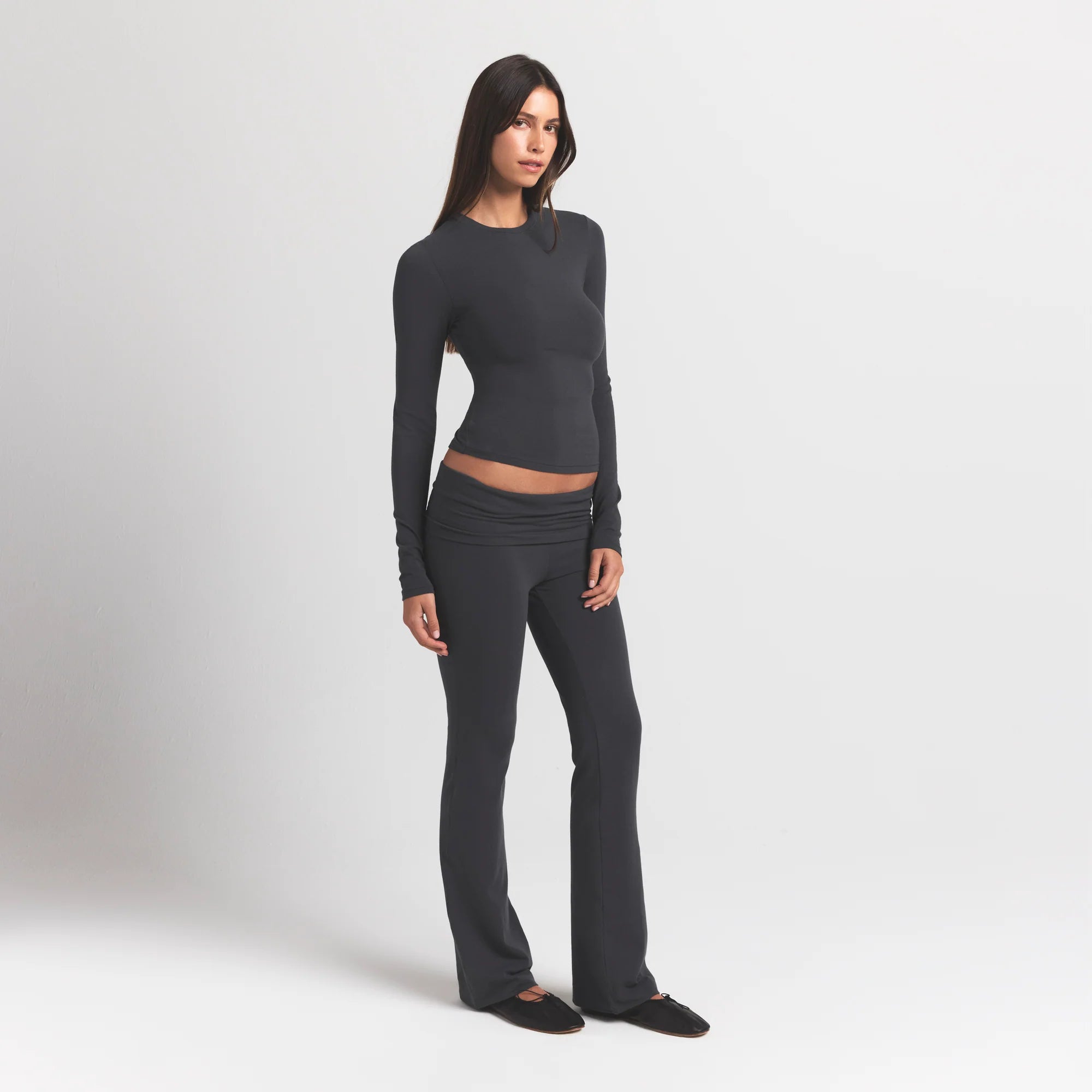 COTTON JERSEY LONG SLEEVE T-SHIRT | ASH ON A MODEL SIDE VIEW @ | FOCUS: 0.9, 0.1, 0.7
