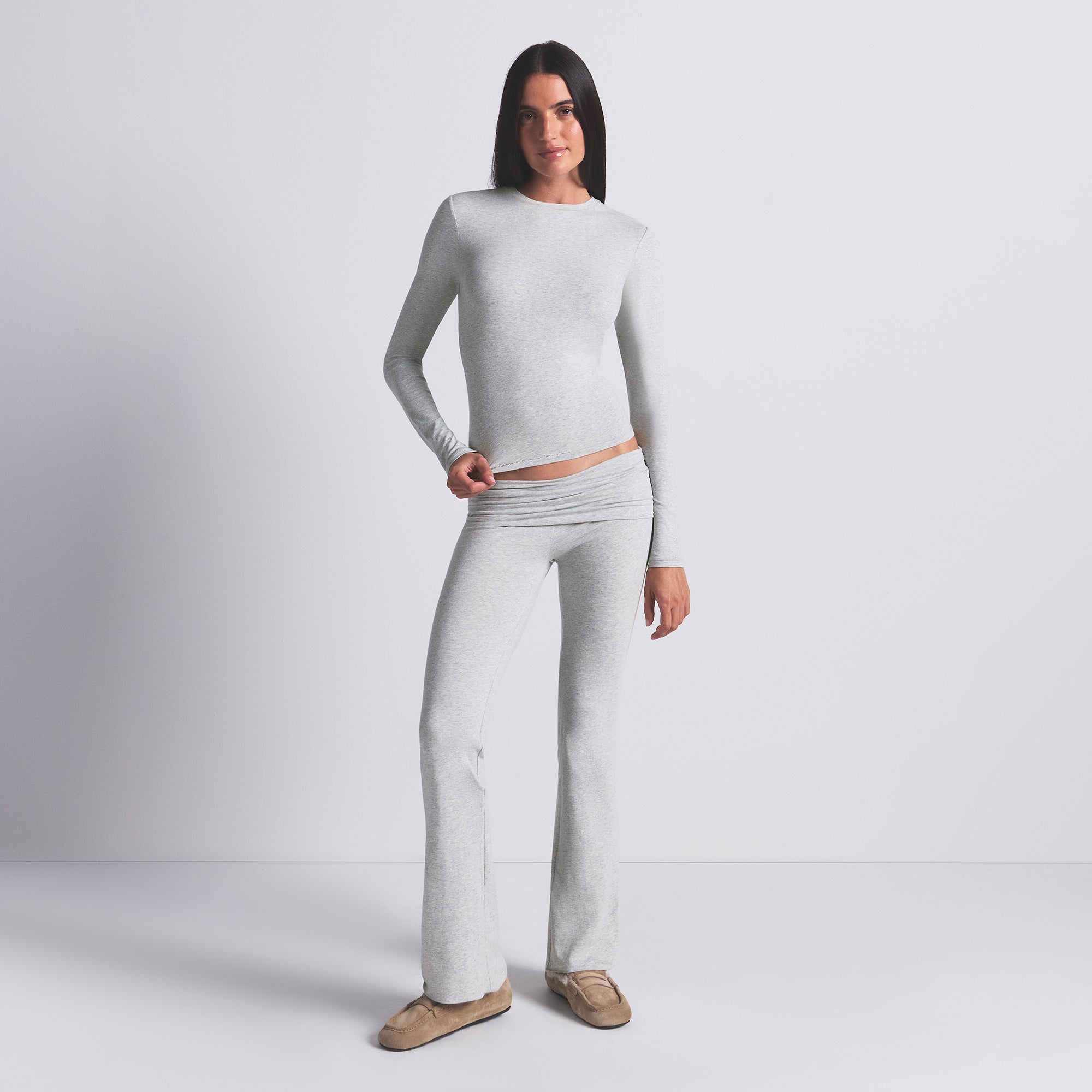 COTTON JERSEY LONG SLEEVE T-SHIRT | LIGHT HEATHER GREY ON A MODEL FRONT VIEW @ | FOCUS: 0.0, 1.0, 0.9