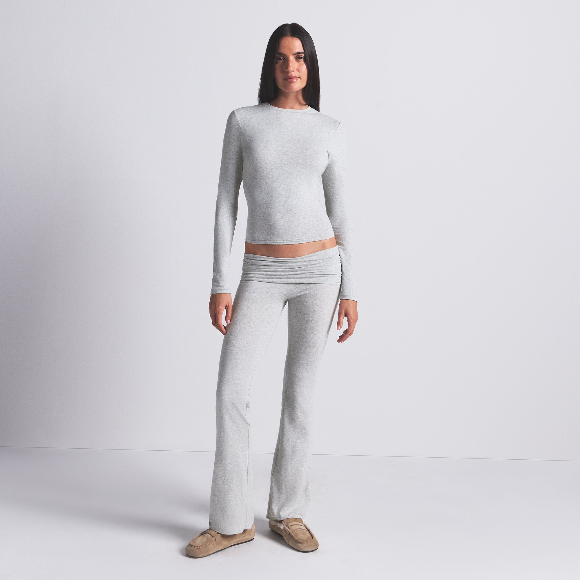 COTTON JERSEY LONG SLEEVE T-SHIRT | LIGHT HEATHER GREY ON A MODEL FRONT VIEW @ | FOCUS: 0.0, 1.0, 0.9