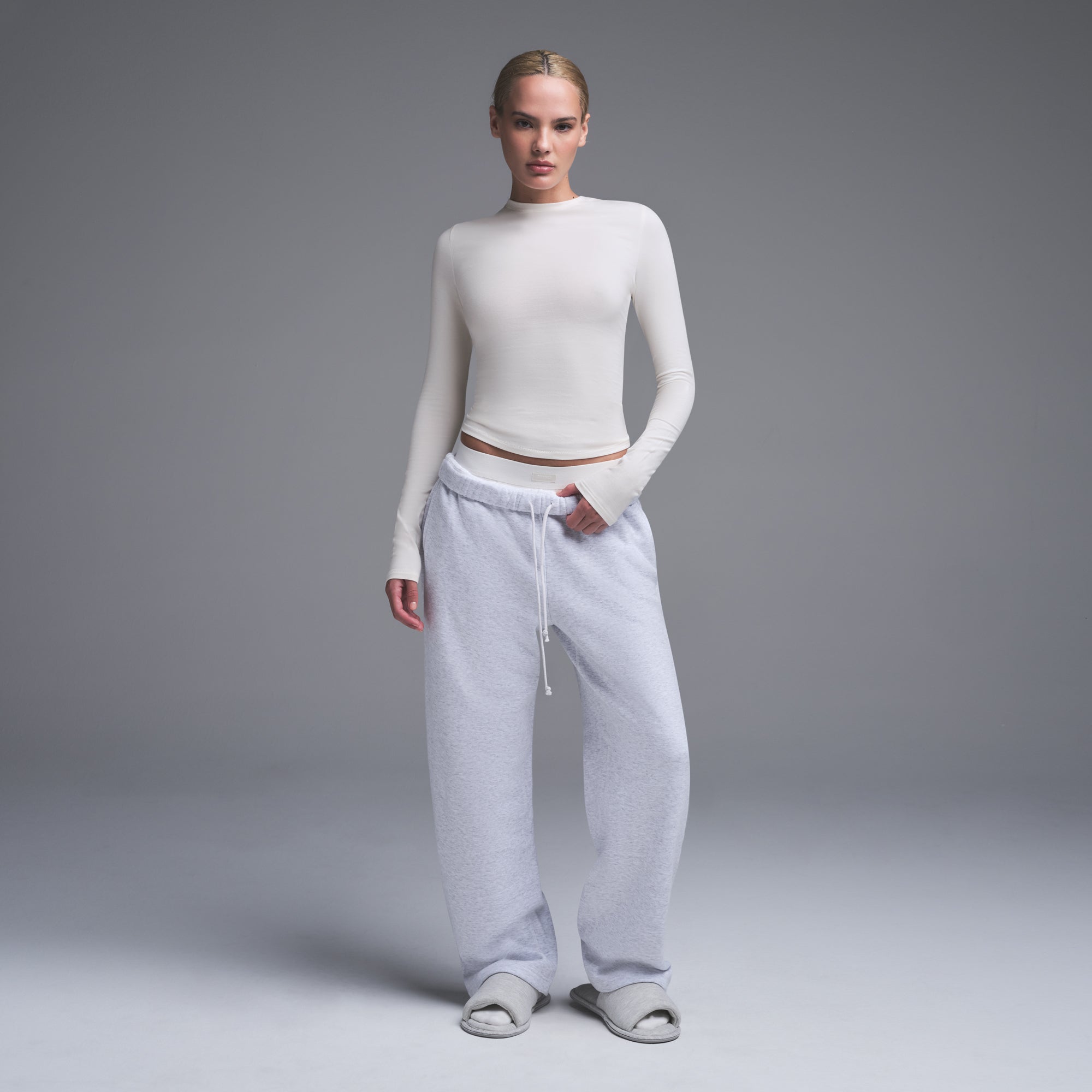COTTON JERSEY LONG SLEEVE T-SHIRT | MARBLE ON A MODEL FRONT VIEW | FOCUS: 0.0, 1.0, 0.9