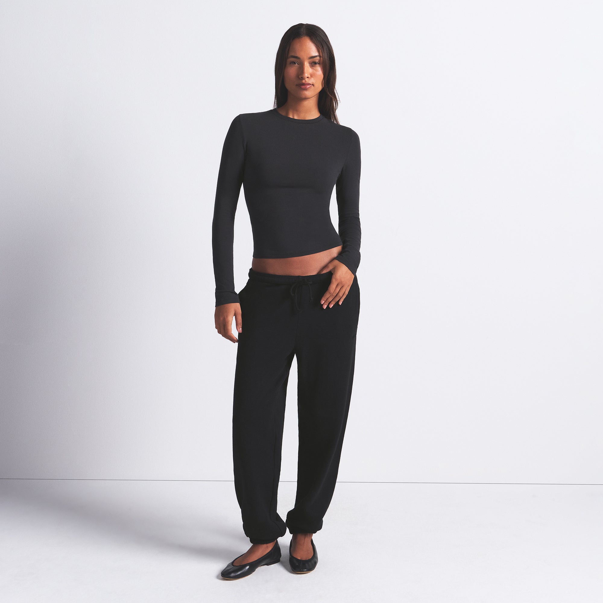 COTTON JERSEY LONG SLEEVE T-SHIRT | SOOT ON A MODEL FRONT VIEW @ | FOCUS: 0.0, 1.0, 0.9