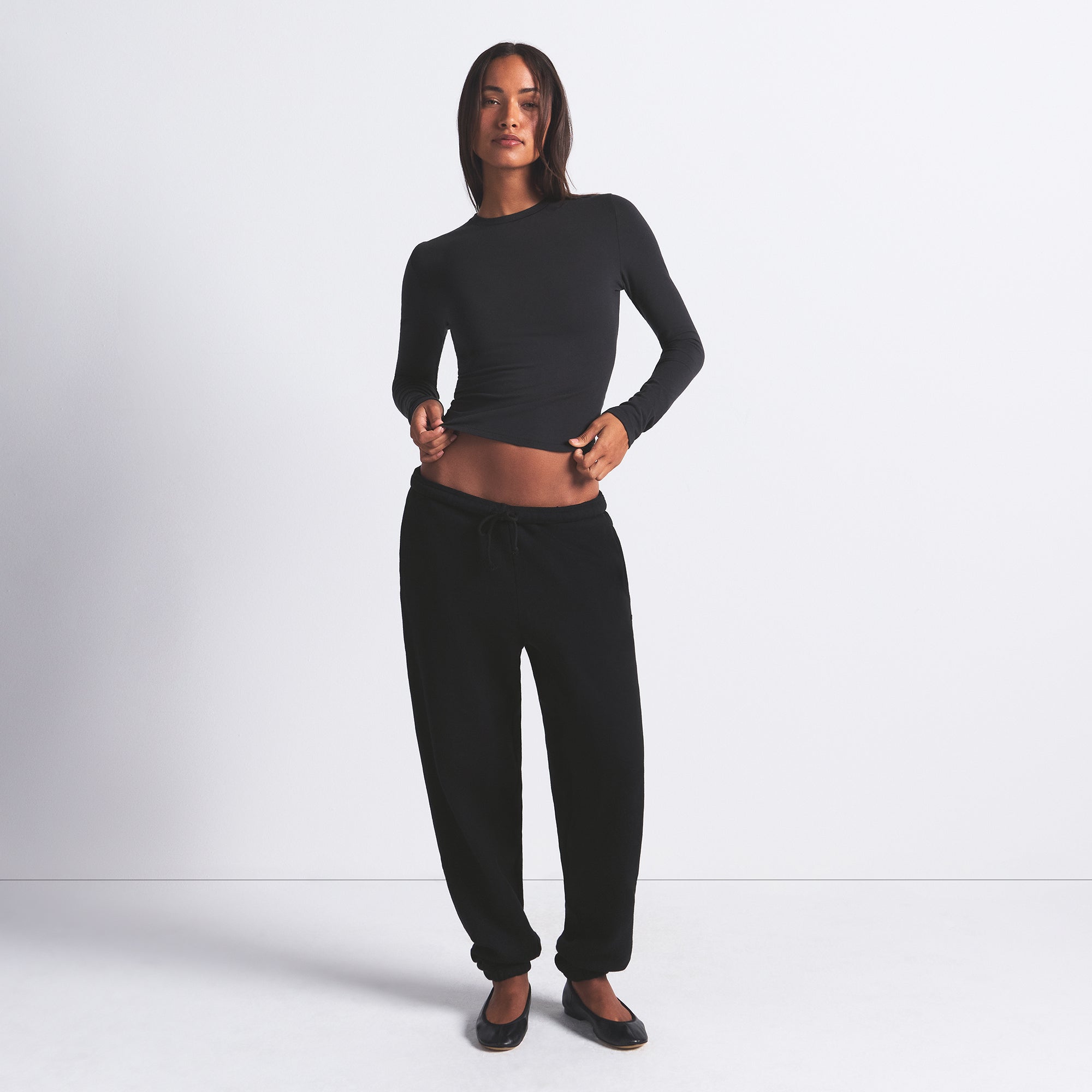 COTTON JERSEY LONG SLEEVE T-SHIRT | SOOT ON A MODEL FRONT VIEW @ | FOCUS: 0.0, 1.0, 0.9