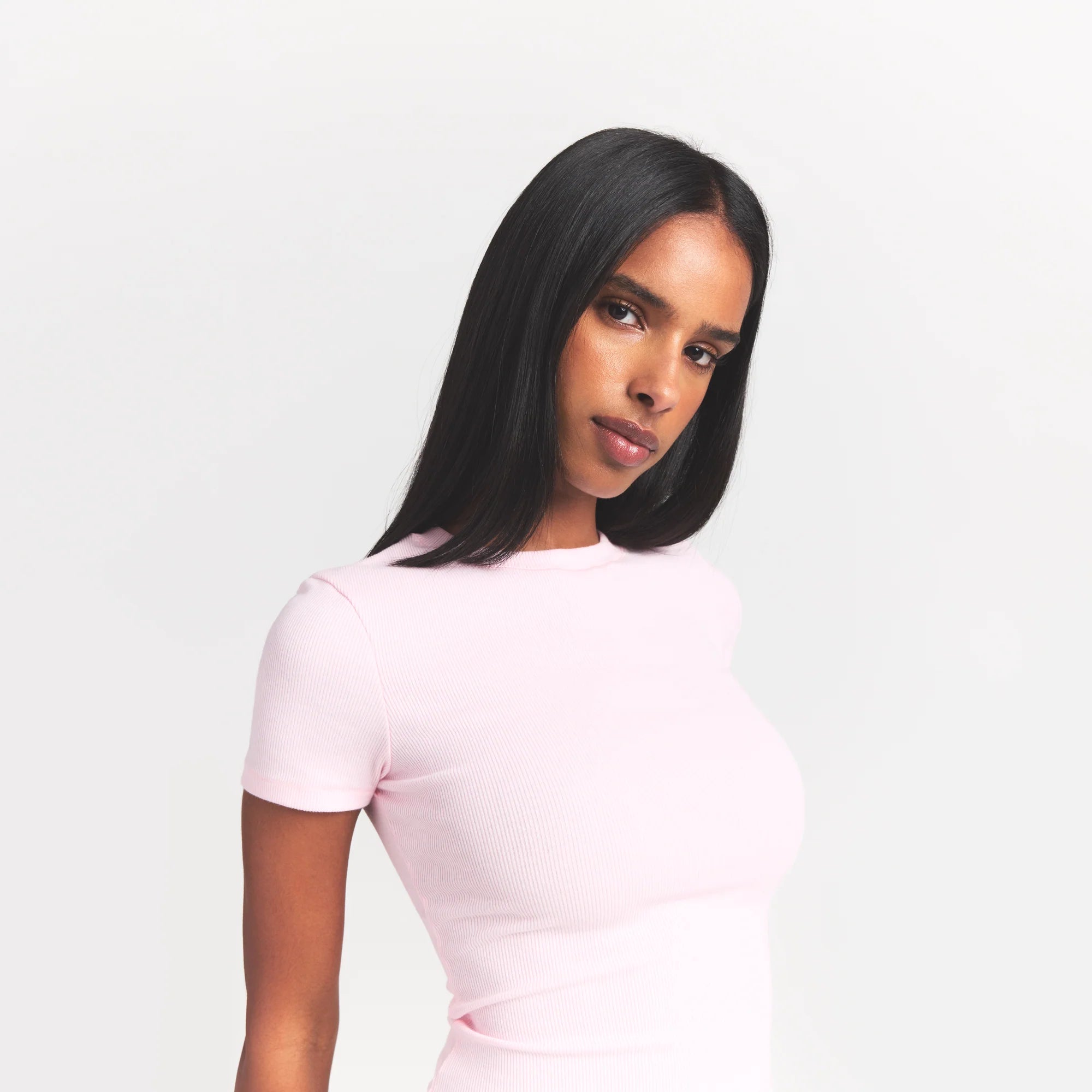 COTTON RIB T-SHIRT | CHERRY BLOSSOM ON A MODEL SIDE VIEW @ | FOCUS: 0.9, 0.1, 0.7
