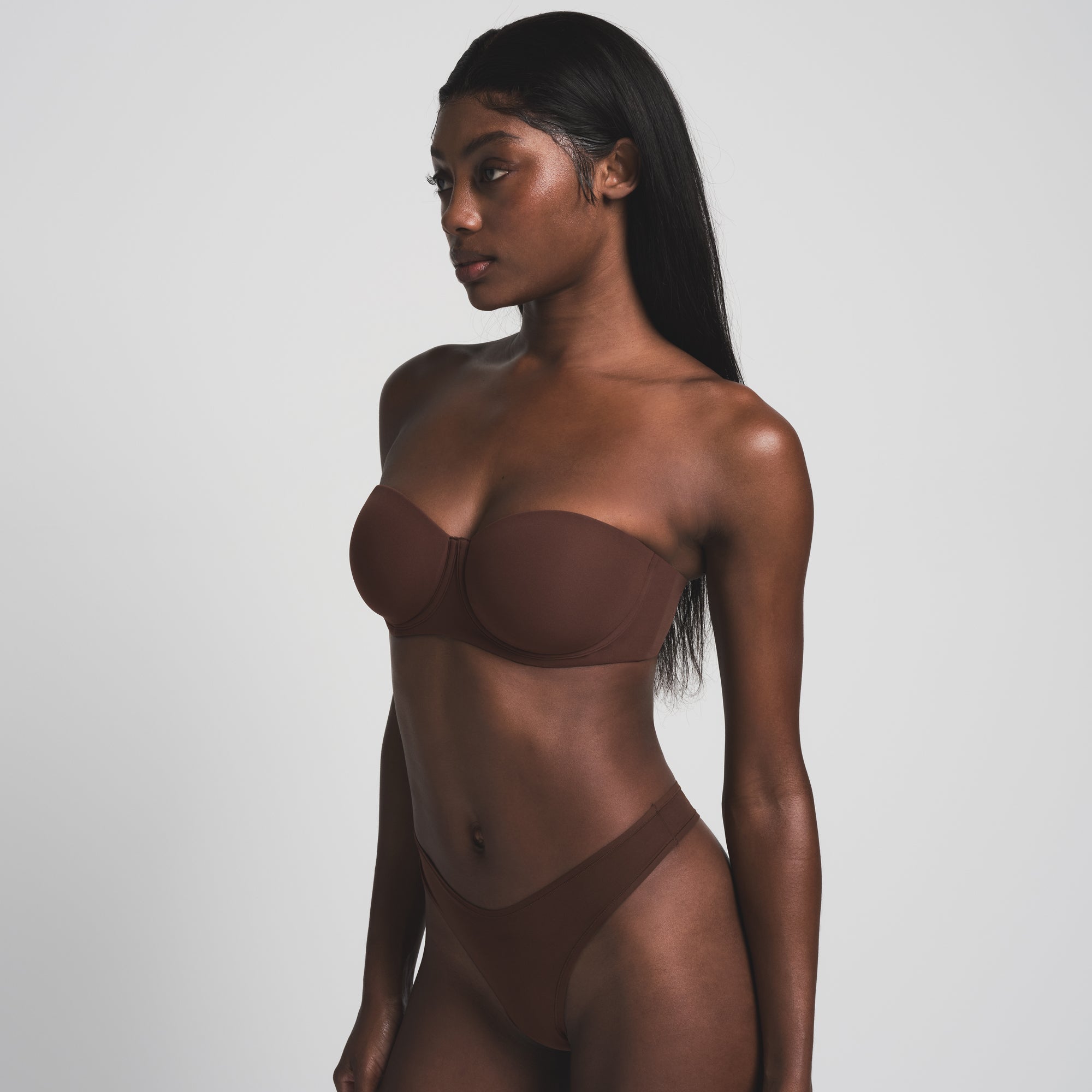 FITS EVERYBODY STRAPLESS BRA ON A MODEL SIDE VIEW | FOCUS: 0.0, 1.0, 0.9