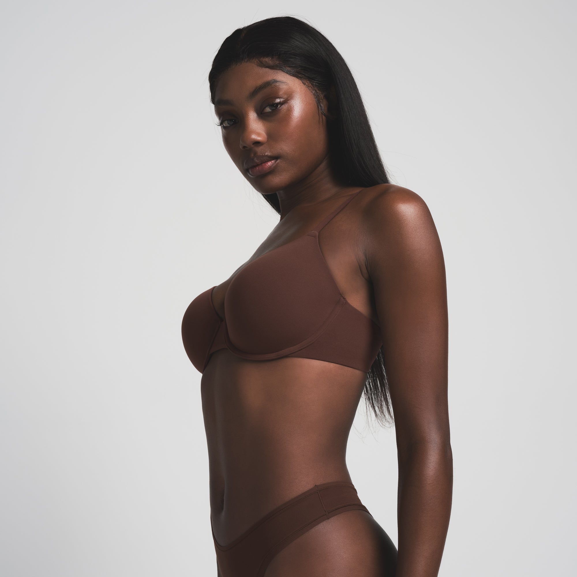 FITS EVERYBODY T-SHIRT BRA | COCOA ON A MODEL SIDE VIEW | FOCUS: 0.0, 1.0, 0.9