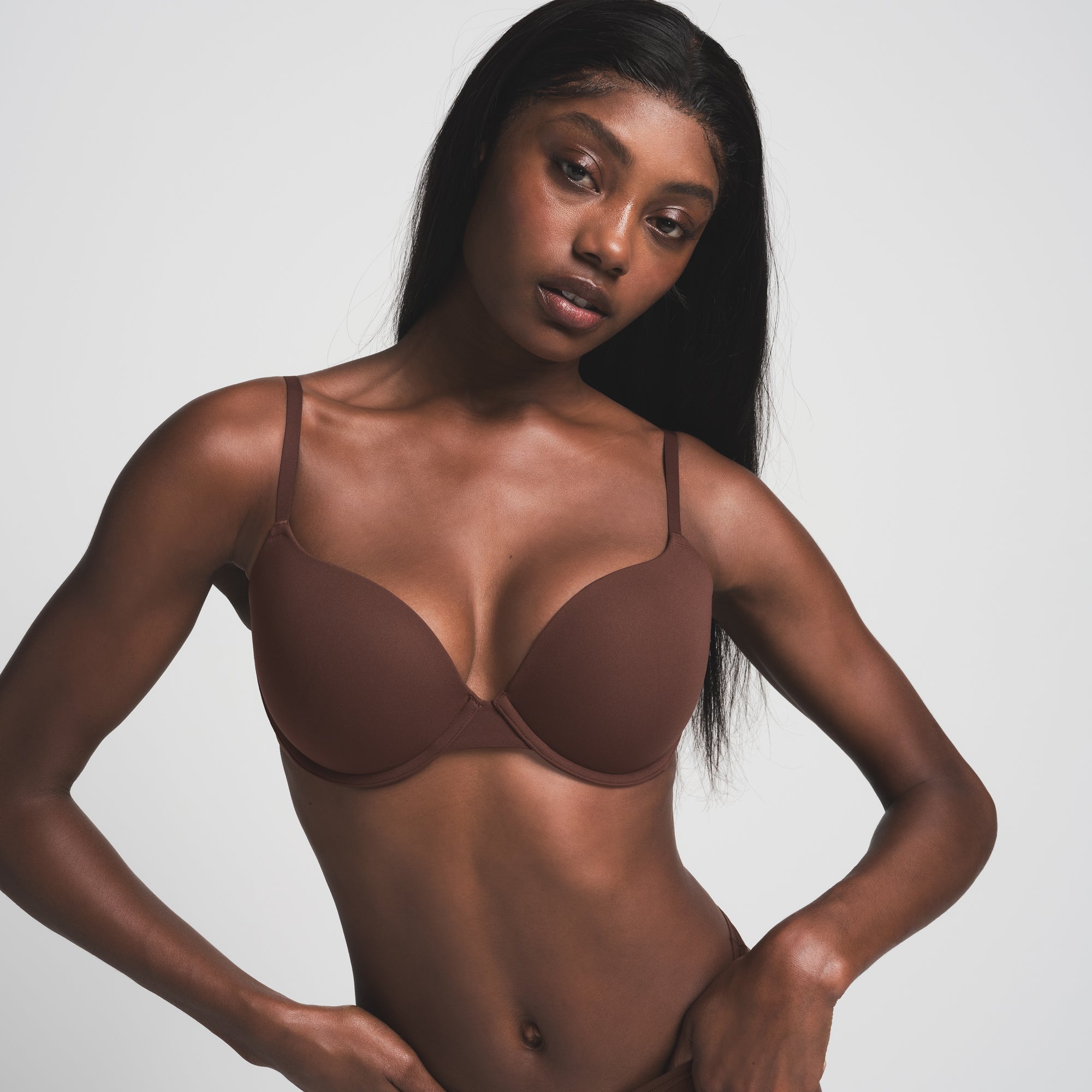 FITS EVERYBODY PUSH-UP BRA | COCOA ON A MODEL FRONT VIEW | FOCUS: 0.0, 1.0, 0.9