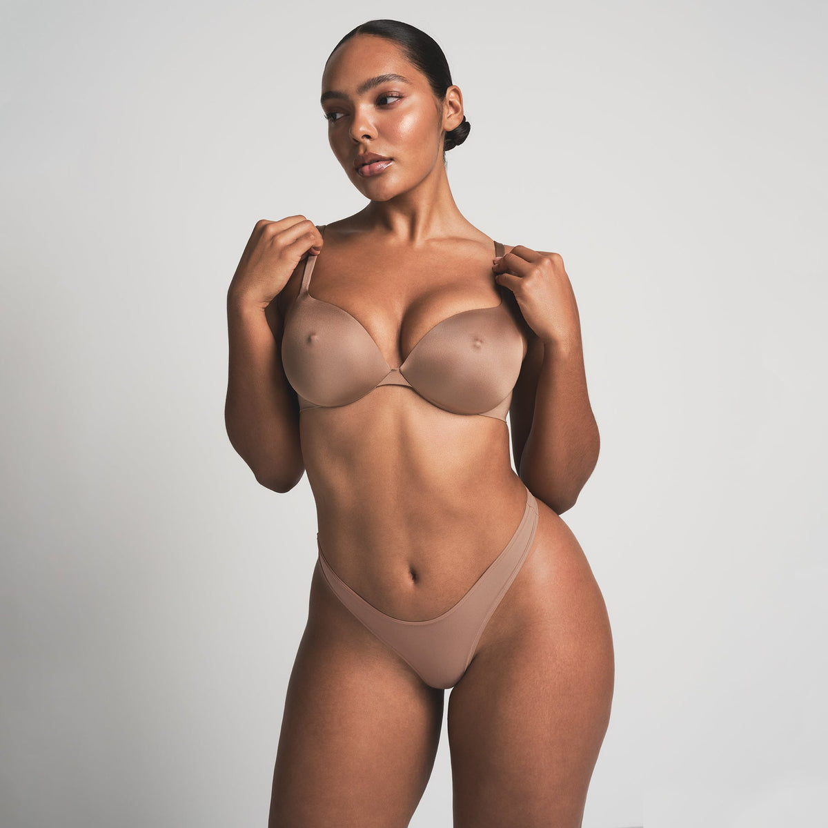 SKIMS ULTIMATE NIPPLE PUSH-UP BRA | SIENNA ON A MODEL FRONT VIEW @ | FOCUS: 0.0, 1.0, 0.9
