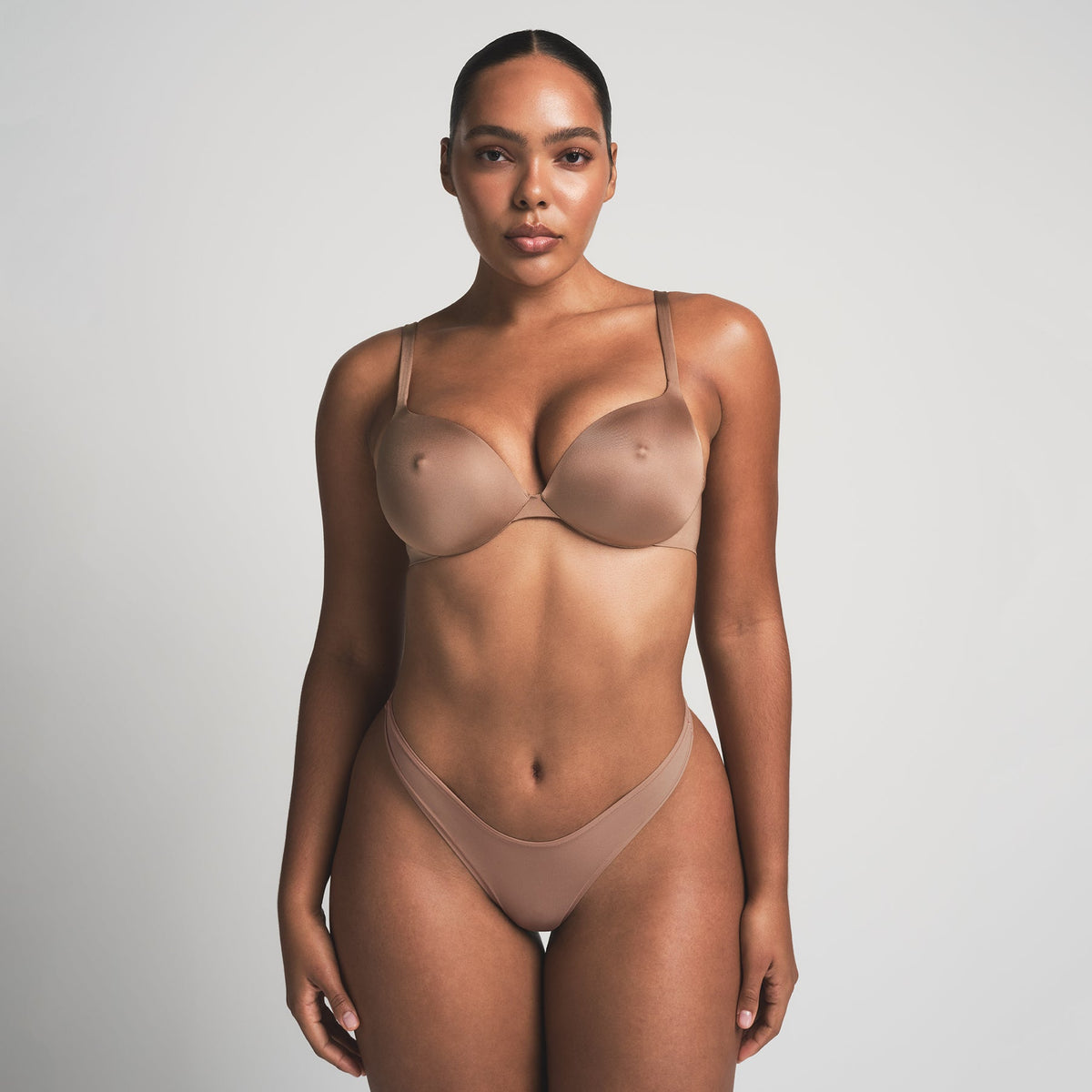 SKIMS ULTIMATE NIPPLE PUSH-UP BRA | SIENNA ON A MODEL FRONT VIEW | FOCUS: 0.0, 1.0, 0.9