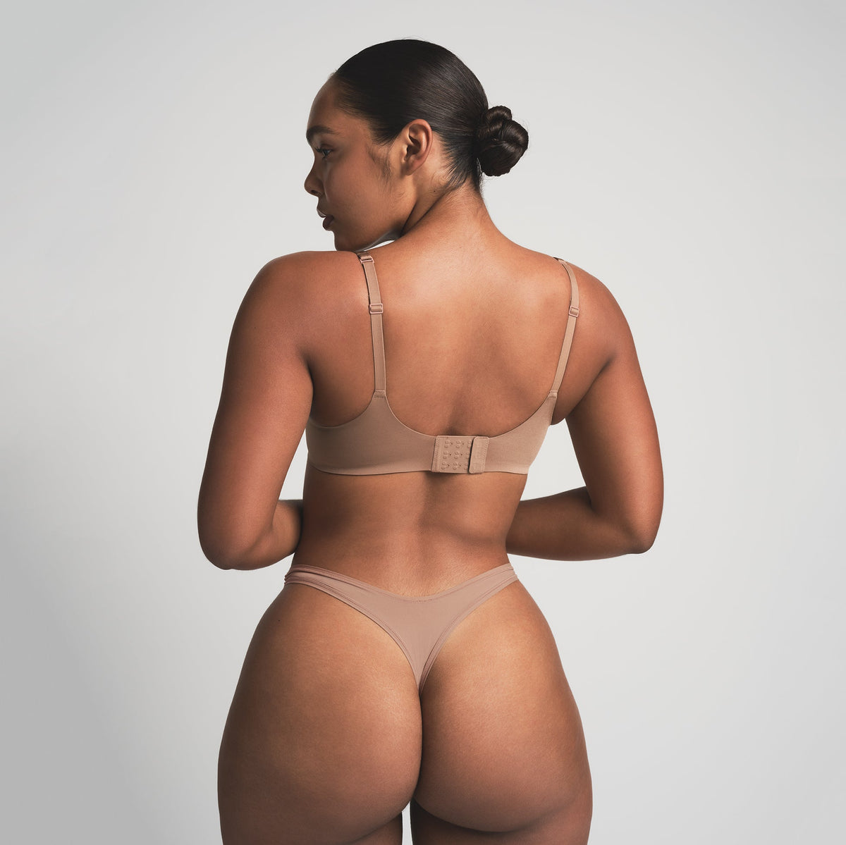 SKIMS ULTIMATE NIPPLE PUSH-UP BRA | SIENNA ON A MODEL BACK VIEW | FOCUS: 0.0, 1.0, 0.9