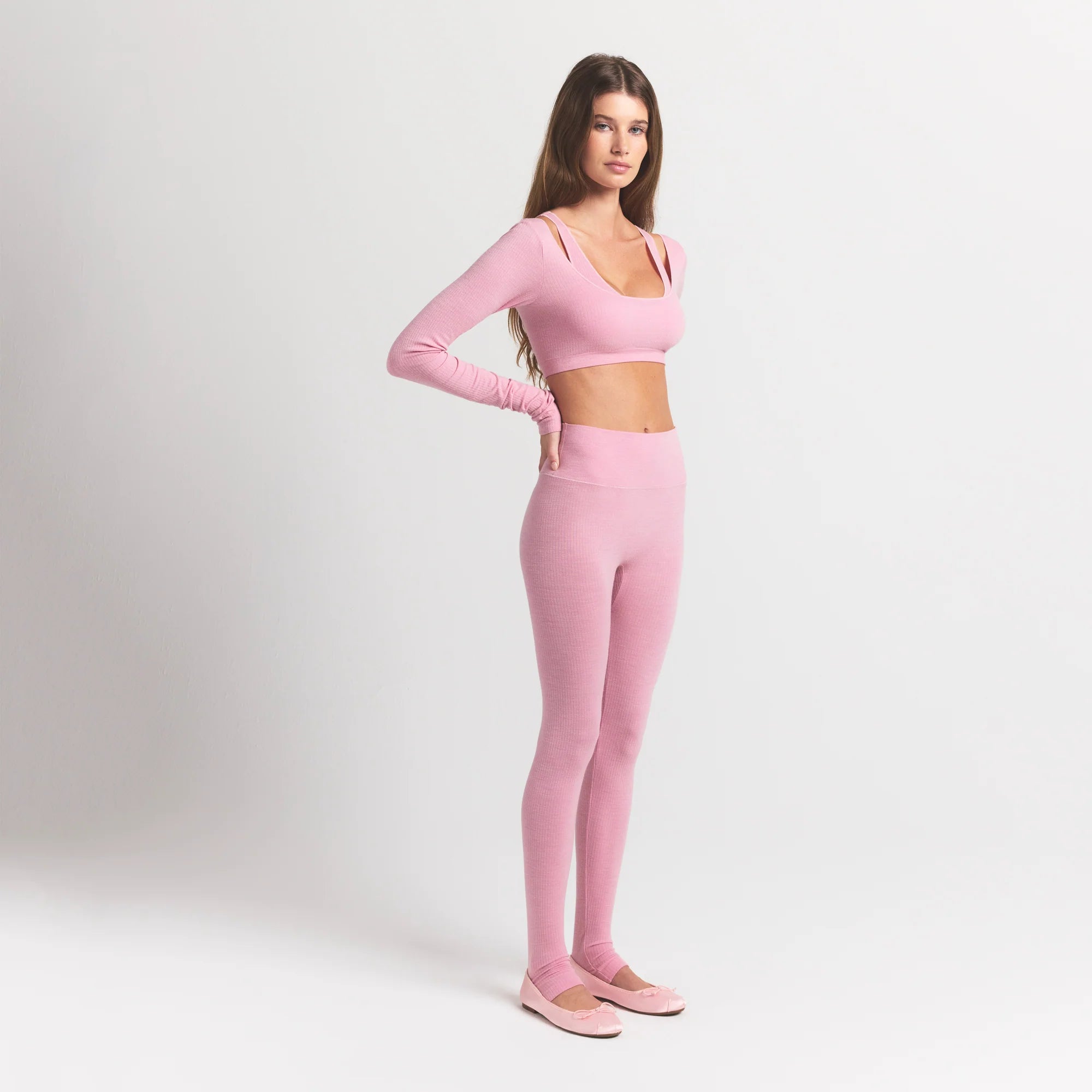 WOOL RIB HIGH-WAISTED LEGGING | HALITE ON A MODEL SIDE VIEW @ | FOCUS: 0.9, 0.1, 0.7