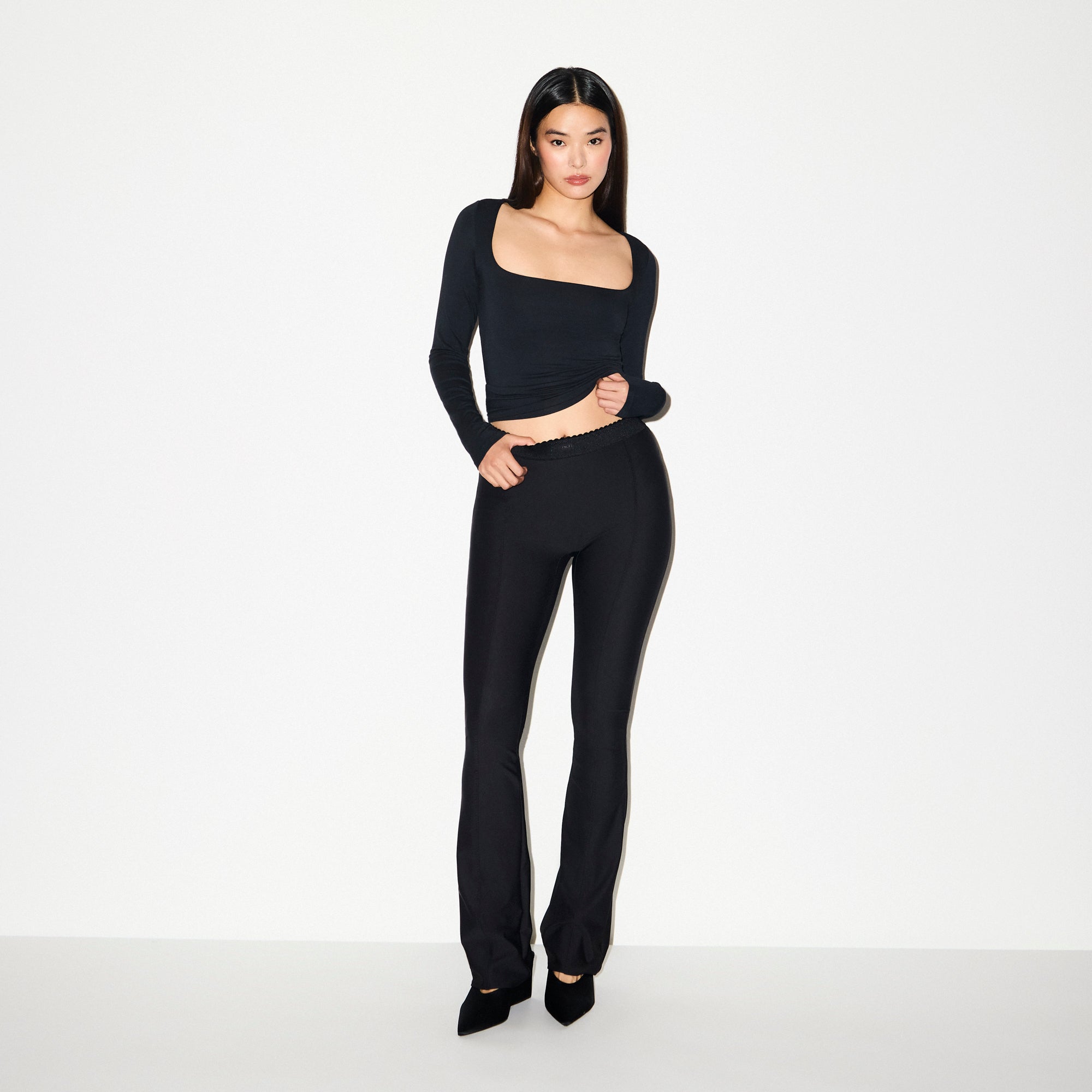 SKIMS BODY HIGH-WAISTED FLARE PANT | ONYX ON A MODEL FRONT VIEW @ | FOCUS: 0.0, 1.0, 0.9