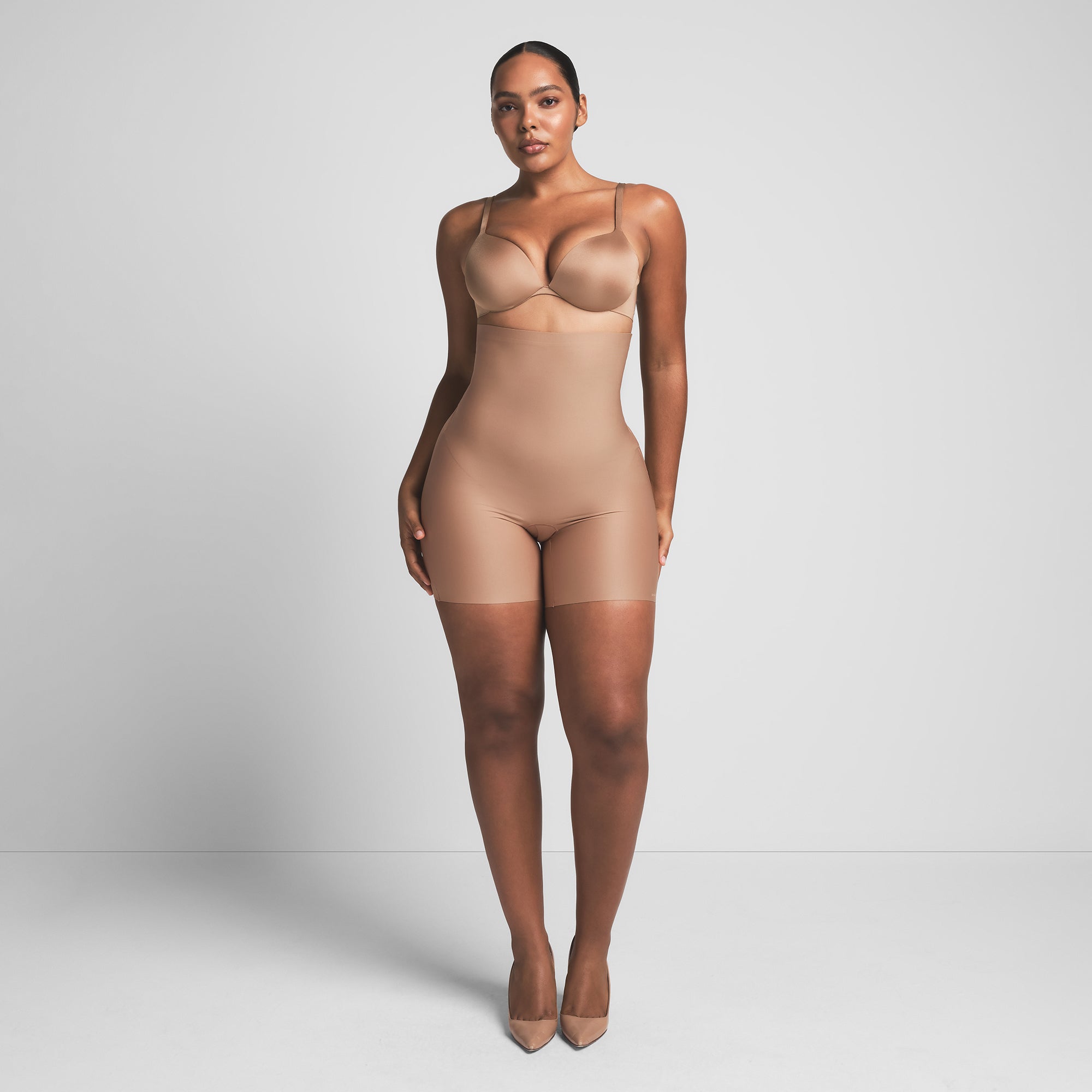 SKIMS BODY CORE SCULPT HIGH-WAISTED SHORT | SIENNA ON A MODEL FRONT VIEW | FOCUS: 0.0, 1.0, 0.9