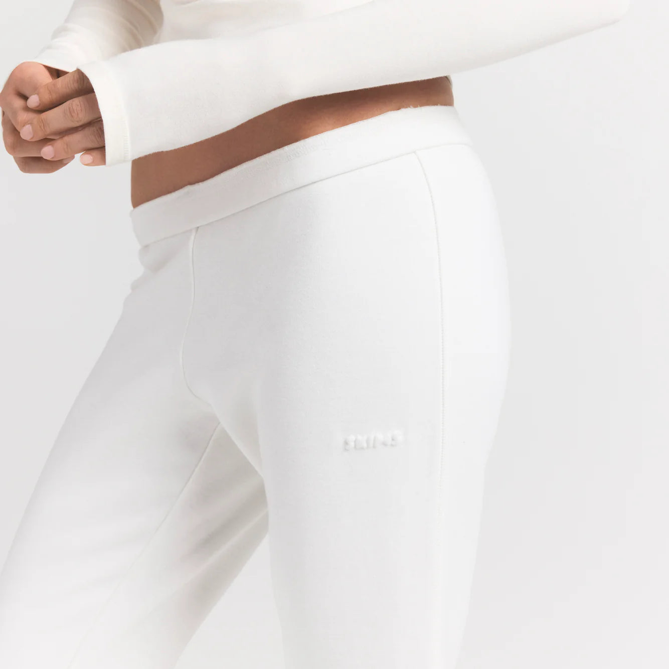 COTTON FLEECE SLIM PANT | MARBLE ON A MODEL FRONT VIEW @ | FOCUS: 0.9, 0.1, 0.7