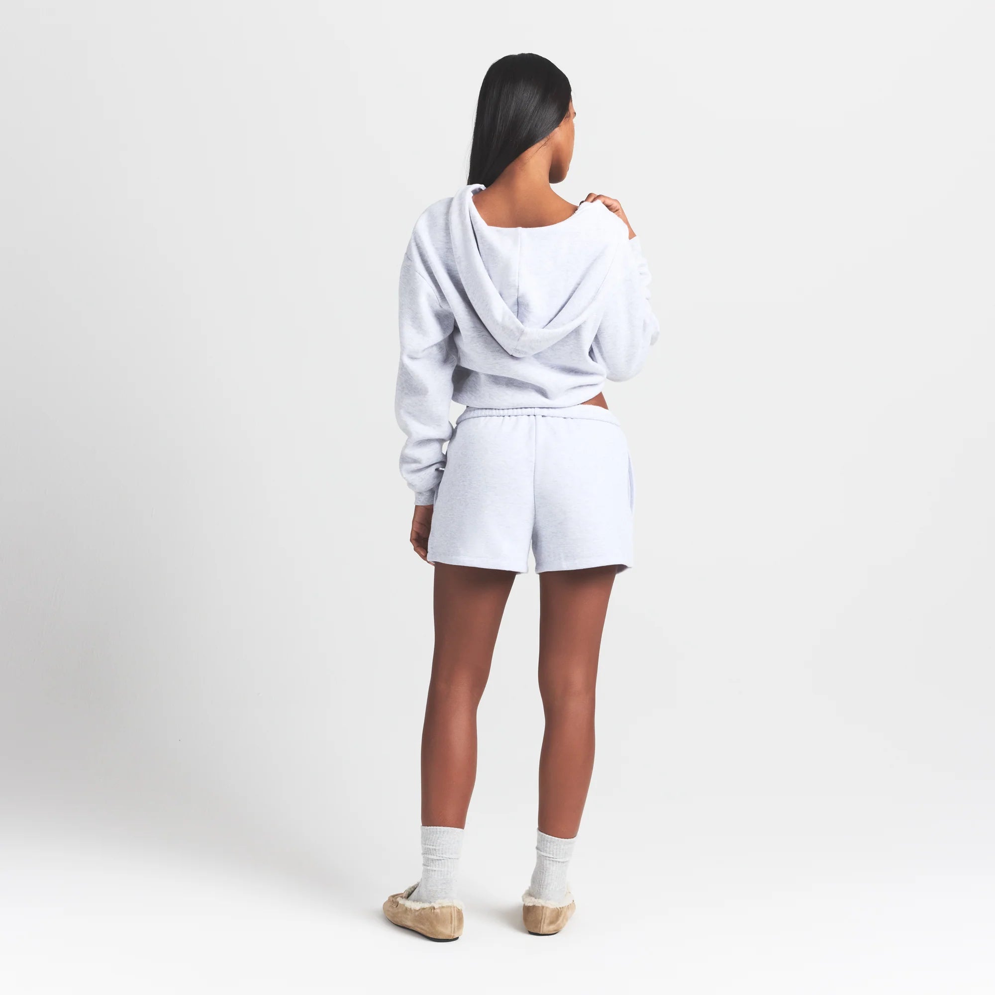COTTON FLEECE CLASSIC SHORT | LIGHT HEATHER GREY ON A MODEL BACK VIEW S | FOCUS: 0.0, 1.0, 0.9