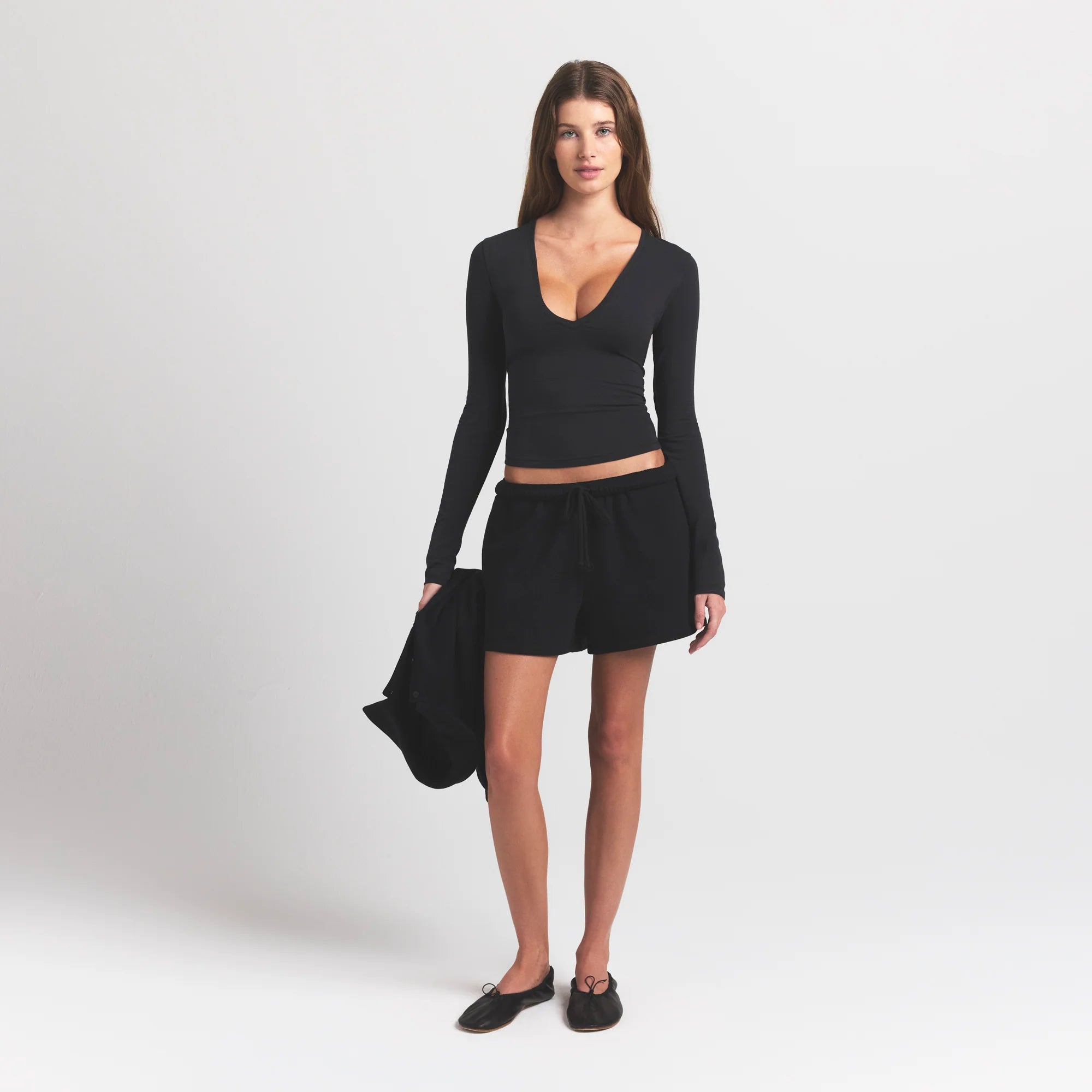 COTTON FLEECE CLASSIC SHORT | ONYX ON A MODEL FRONT VIEW S | FOCUS: 0.0, 1.0, 0.9