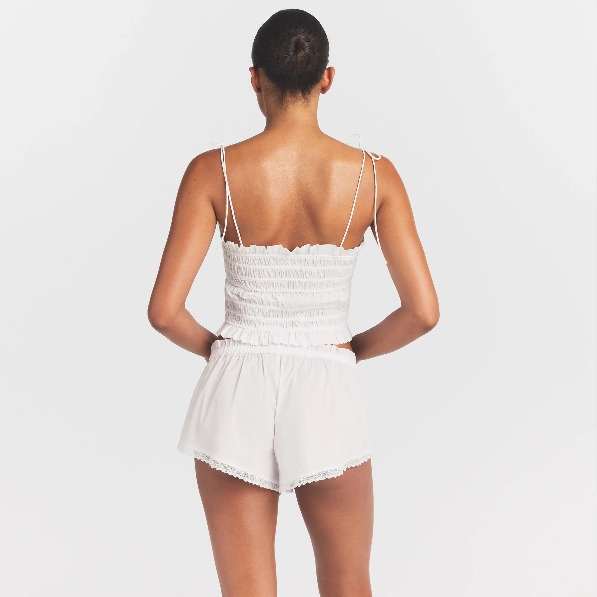 COTTON POPLIN SHORT | SNOW ON A MODEL SIDE VIEW @ | FOCUS: 0.0, 1.0, 0.9