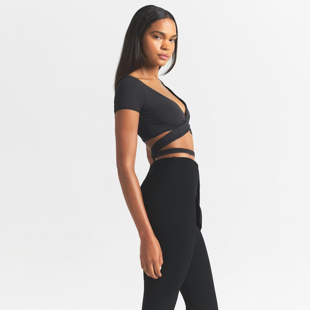 FITS EVERYBODY WRAP SUPER CROPPED T-SHIRT | ONYX