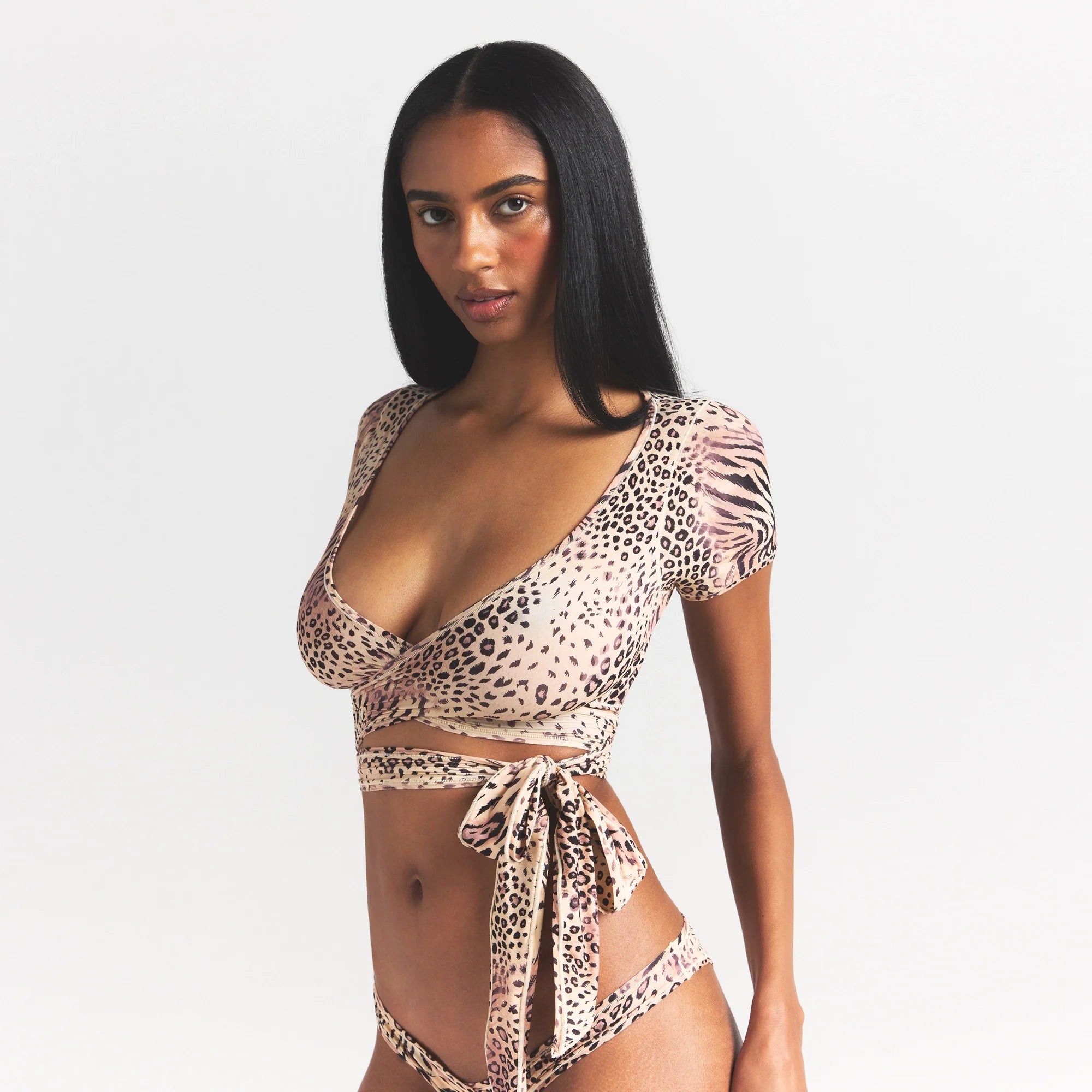 FITS EVERYBODY WRAP SUPER CROPPED T-SHIRT | SAND MULTI ANIMAL ON A MODEL SIDE VIEW @ | FOCUS: 0.0, 1.0, 0.9