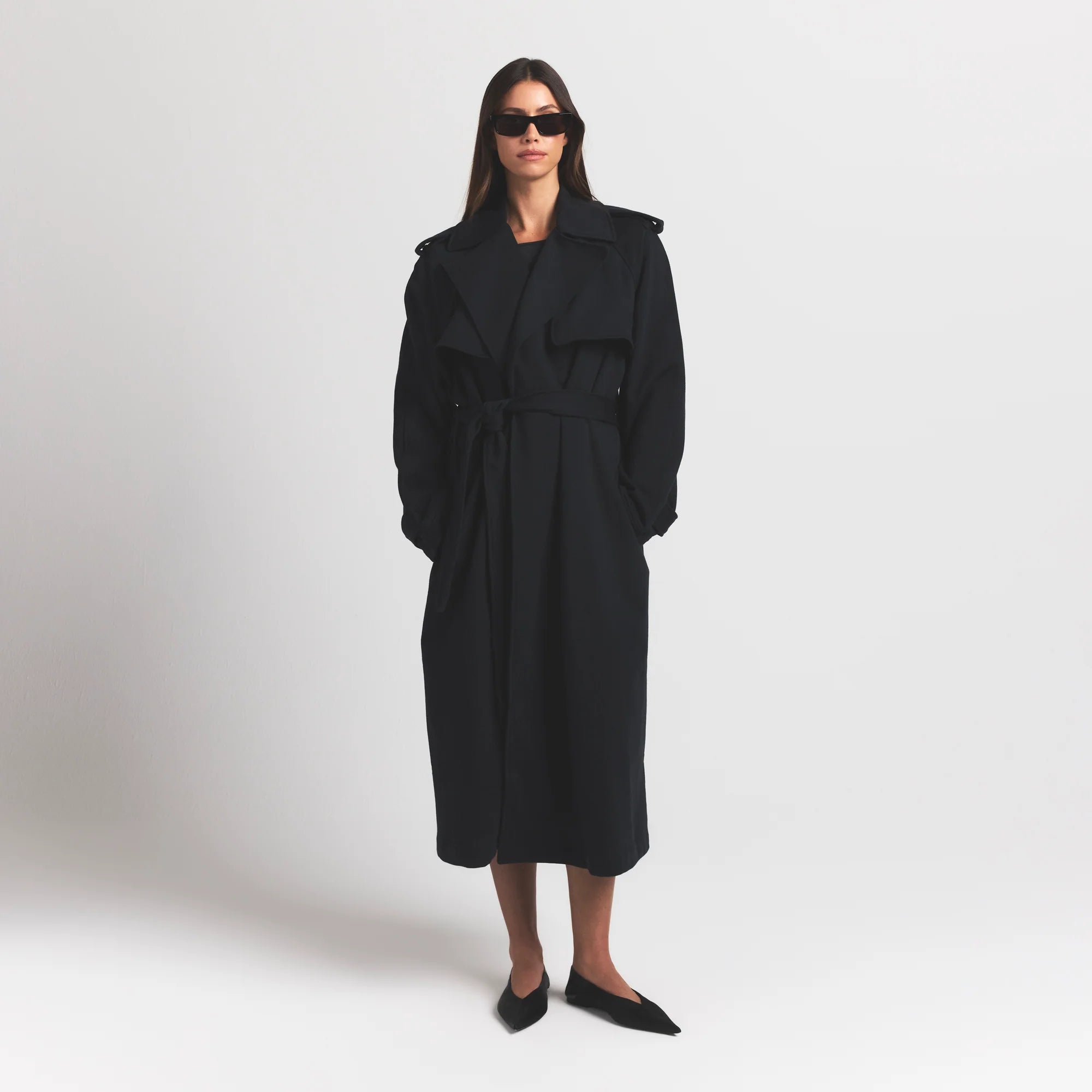 BOYFRIEND FLEECE TRENCH COAT | ONYX ON A MODEL FRONT VIEW @ | FOCUS: 0.9, 0.1, 0.7