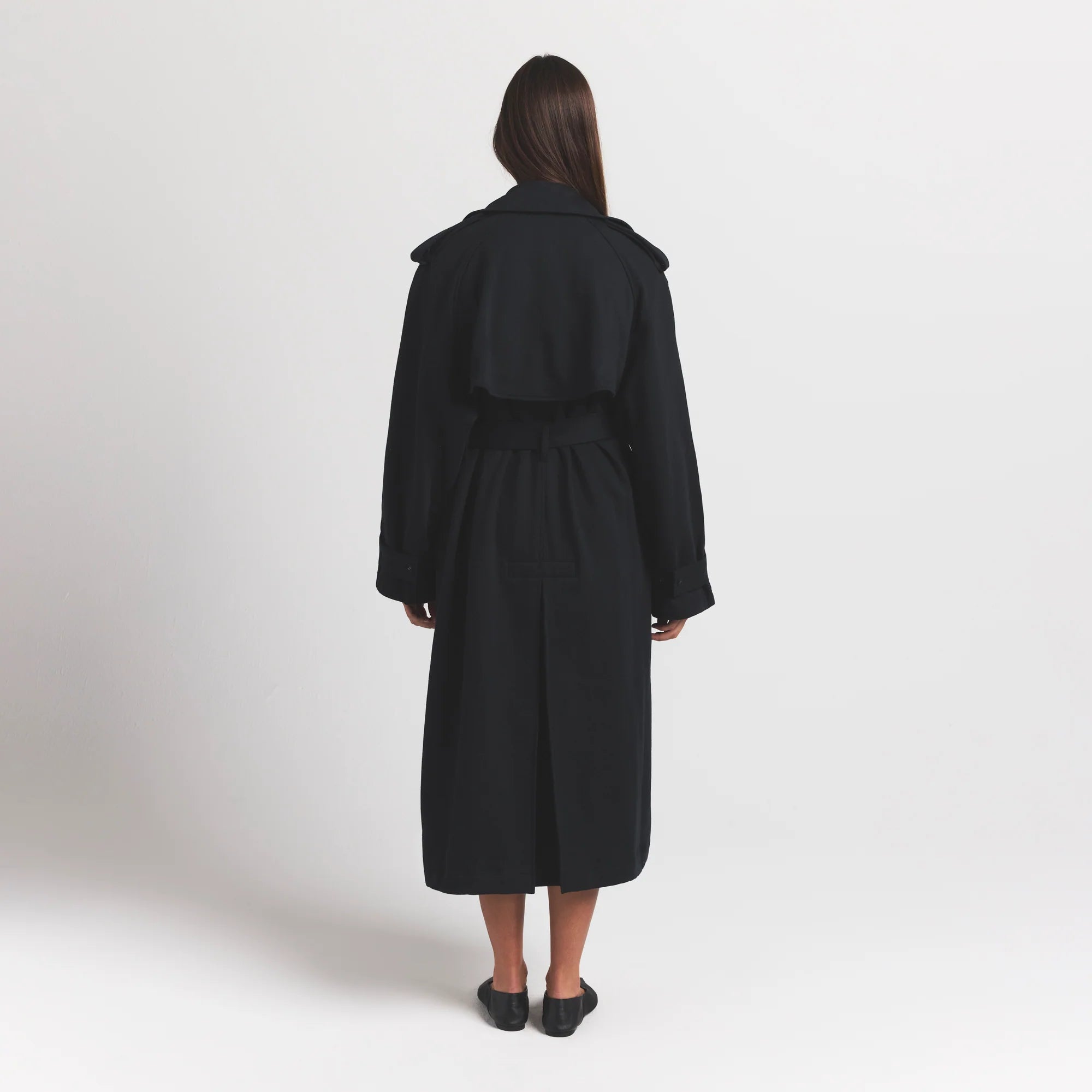 BOYFRIEND FLEECE TRENCH COAT | ONYX ON A MODEL BACK VIEW @ | FOCUS: 0.9, 0.1, 0.7