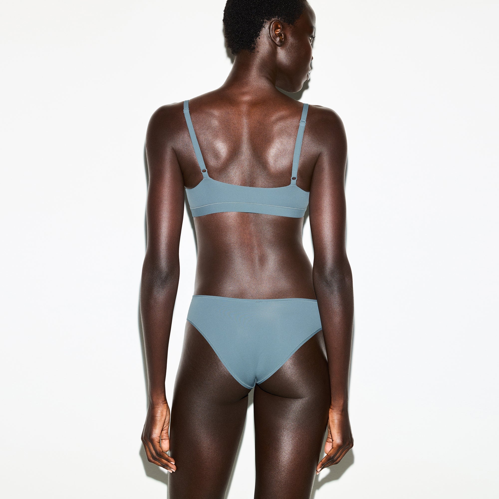 FITS EVERYBODY CHEEKY BRIEF | ZIRCON ON A MODEL SIDE VIEW @ | FOCUS: 0.0, 1.0, 0.9