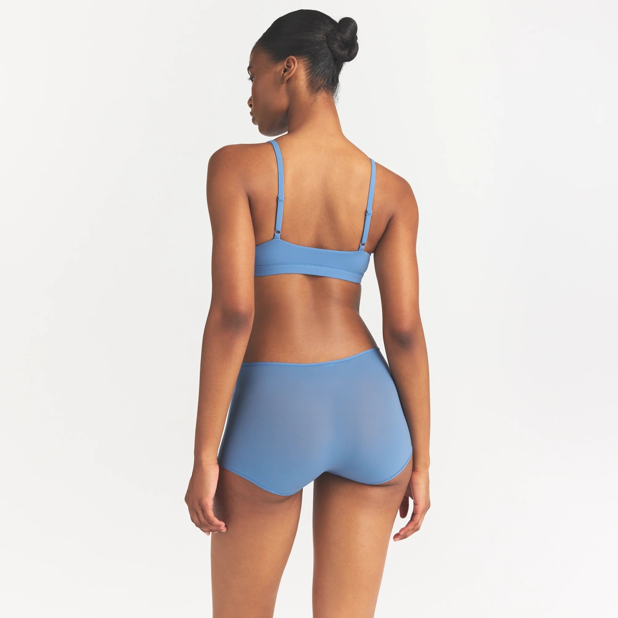FITS EVERYBODY BOY SHORT | ARCTIC ON A MODEL SIDE VIEW @ | FOCUS: 0.0, 1.0, 0.9