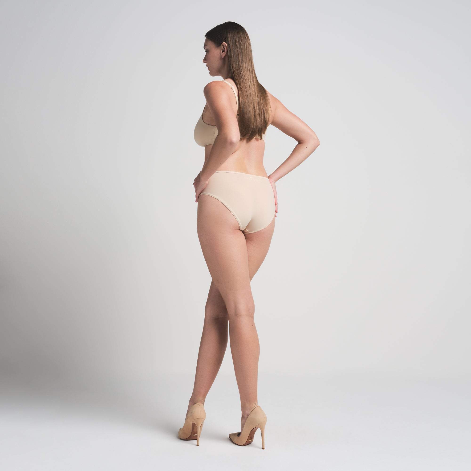 FITS EVERYBODY BRIEF | SAND ON A MODEL BACK VIEW | FOCUS: 0.0, 1.0, 0.9