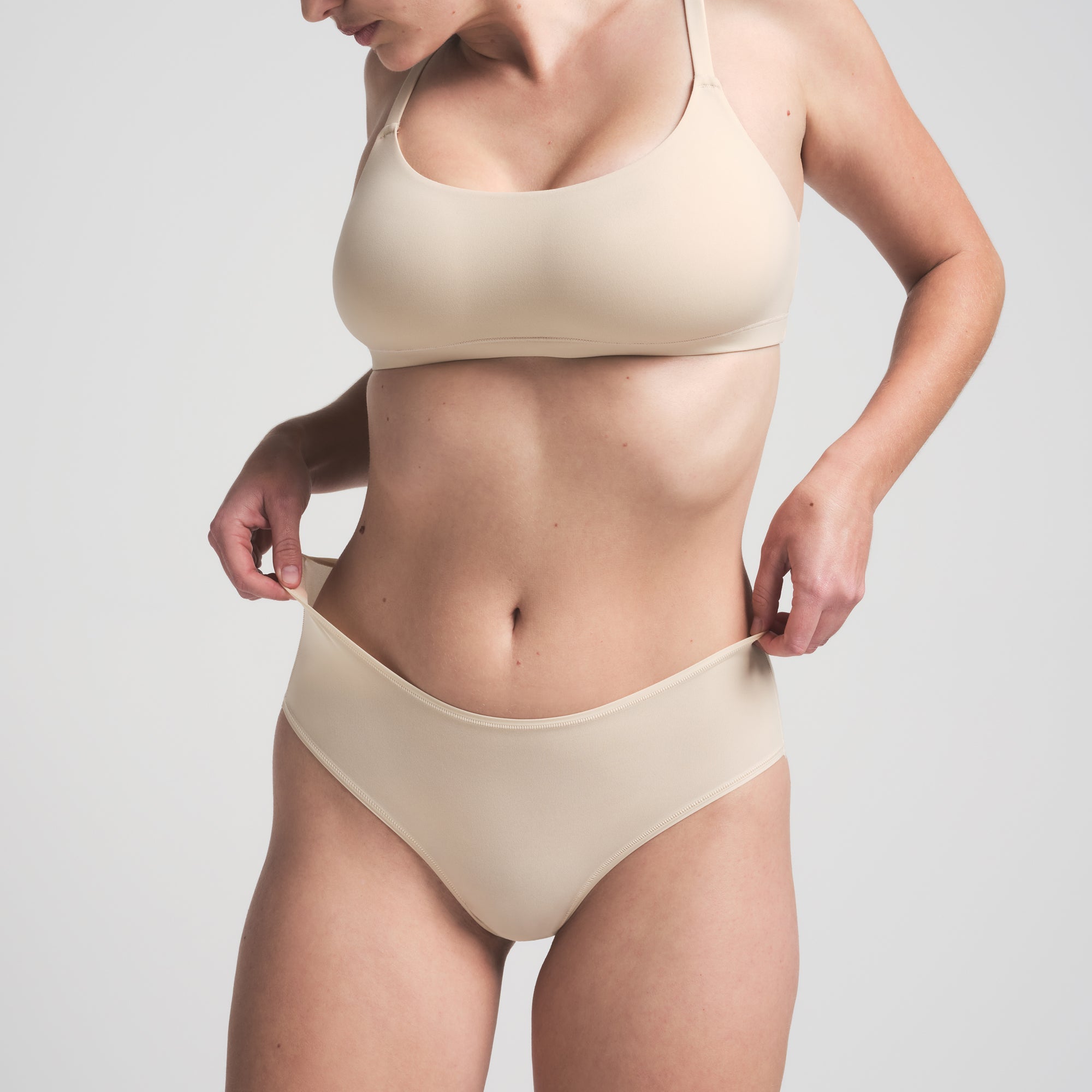 FITS EVERYBODY BRIEF | SAND ON A MODEL FRONT VIEW | FOCUS: 0.0, 1.0, 0.9