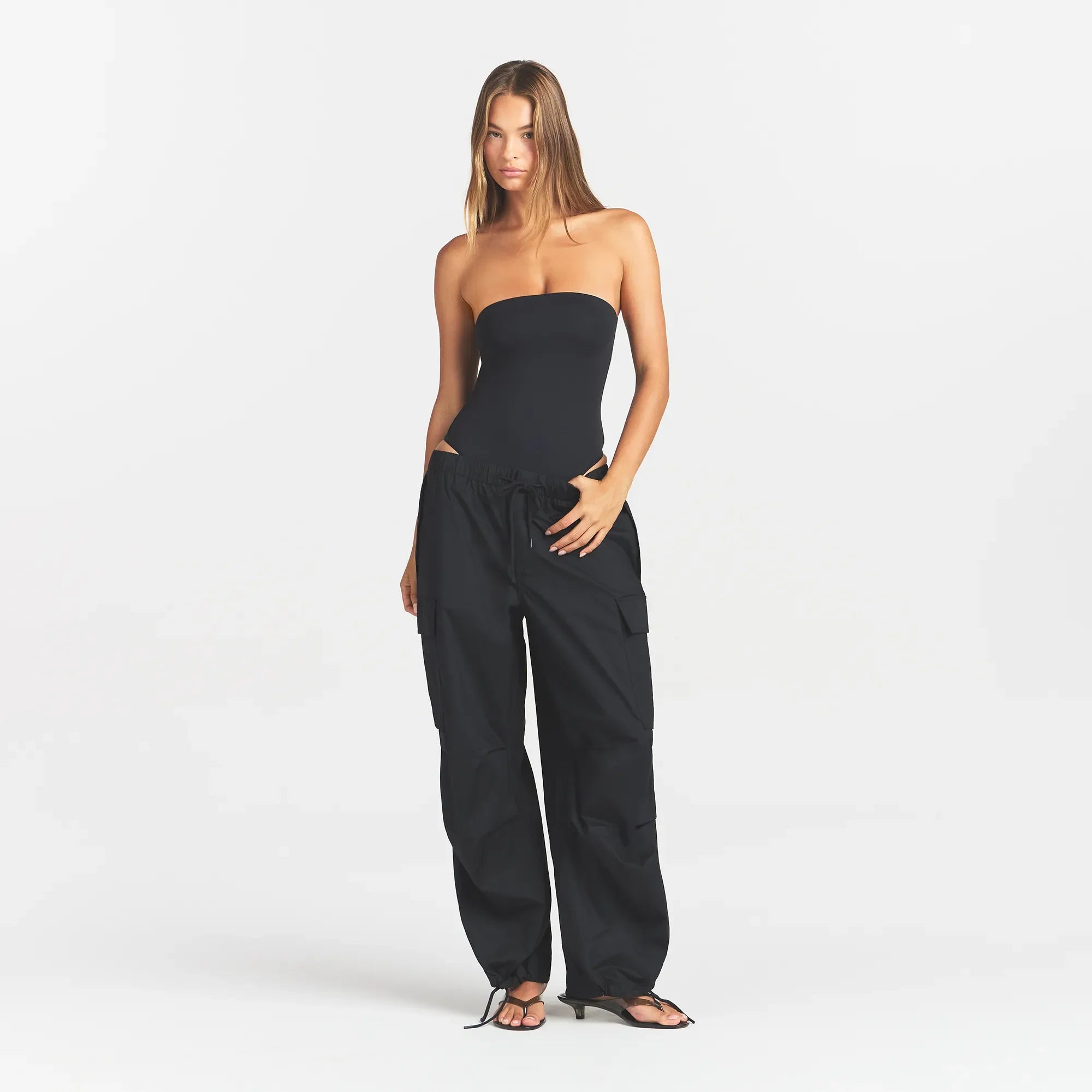 SMOOTH LAYERS STRAPLESS BODYSUIT | OBSIDIAN ON A MODEL FRONT VIEW @ | FOCUS: 0.0, 1.0, 0.9