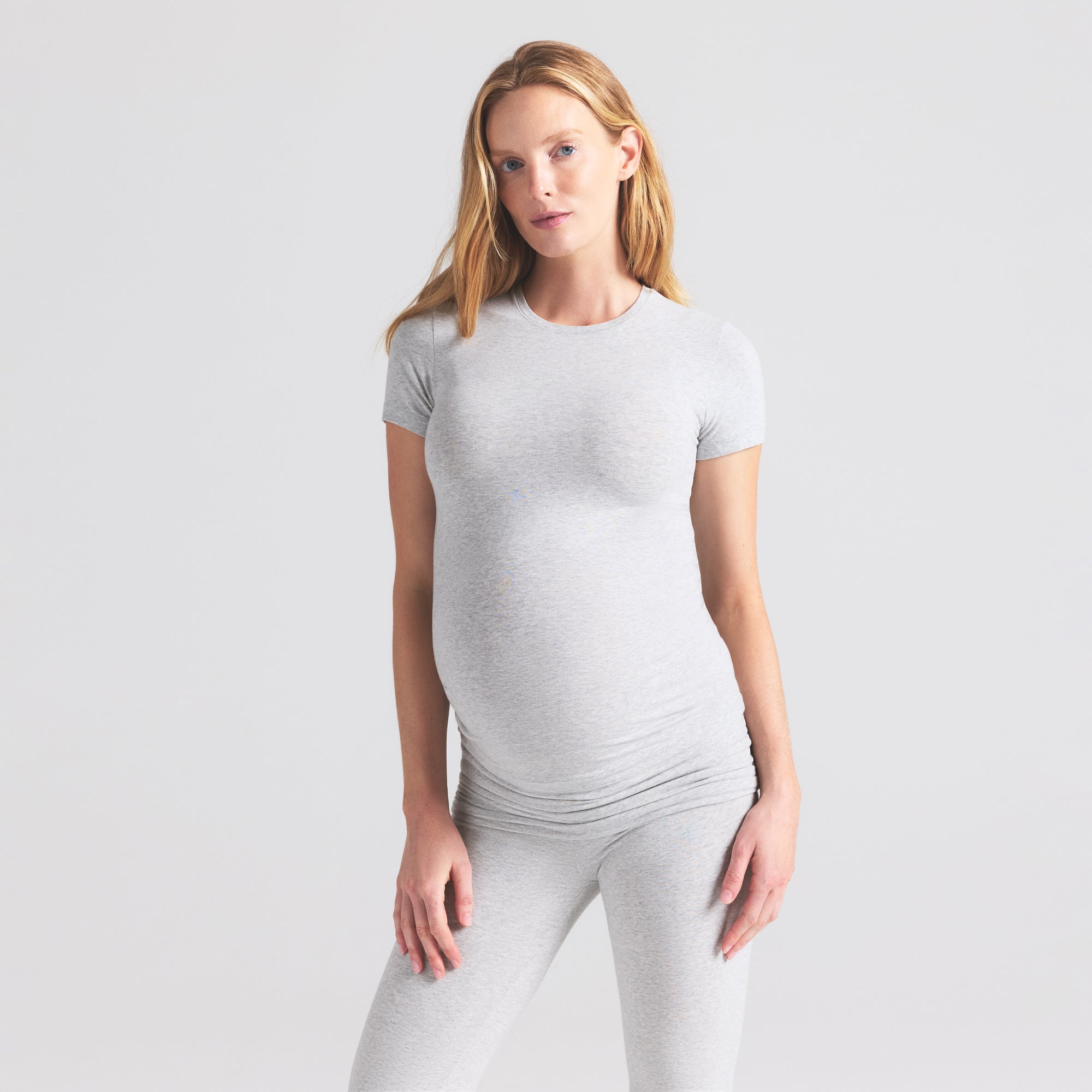 COTTON JERSEY MATERNITY T-SHIRT | LIGHT HEATHER GREY ON A MODEL SIDE  VIEW | FOCUS: 0.0, 1.0, 0.9