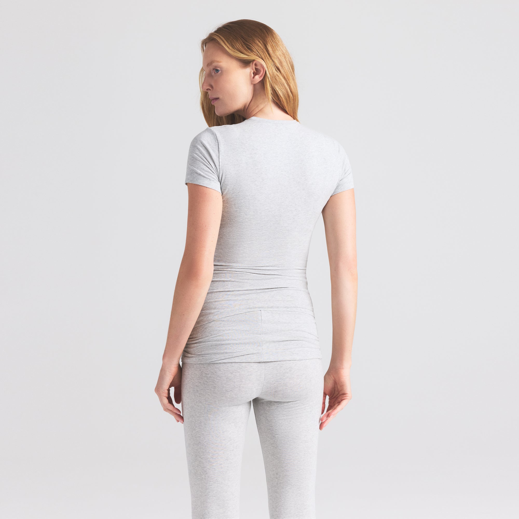 COTTON JERSEY MATERNITY T-SHIRT | LIGHT HEATHER GREY ON A MODEL SIDE  VIEW | FOCUS: 0.0, 1.0, 0.9