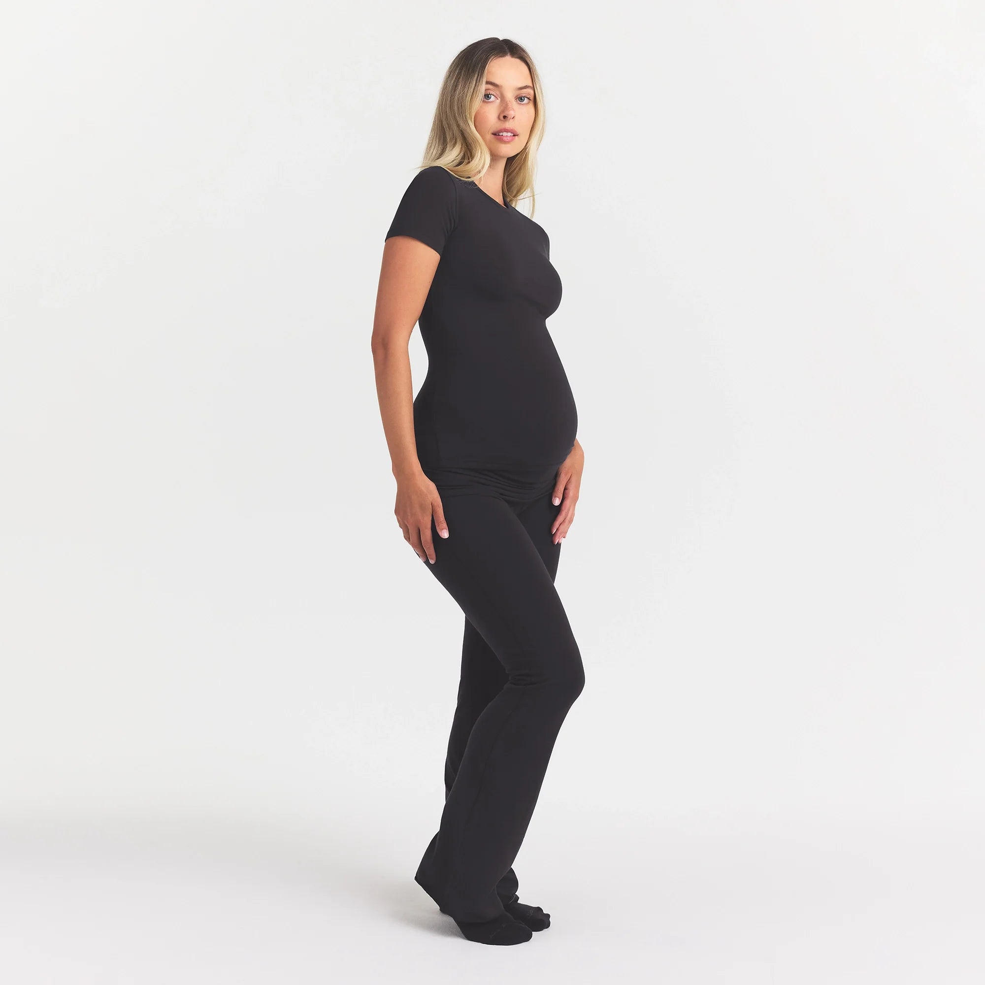 COTTON JERSEY MATERNITY T-SHIRT | SOOT ON A MODEL FRONT VIEW @ | FOCUS: 0.0, 1.0, 0.9