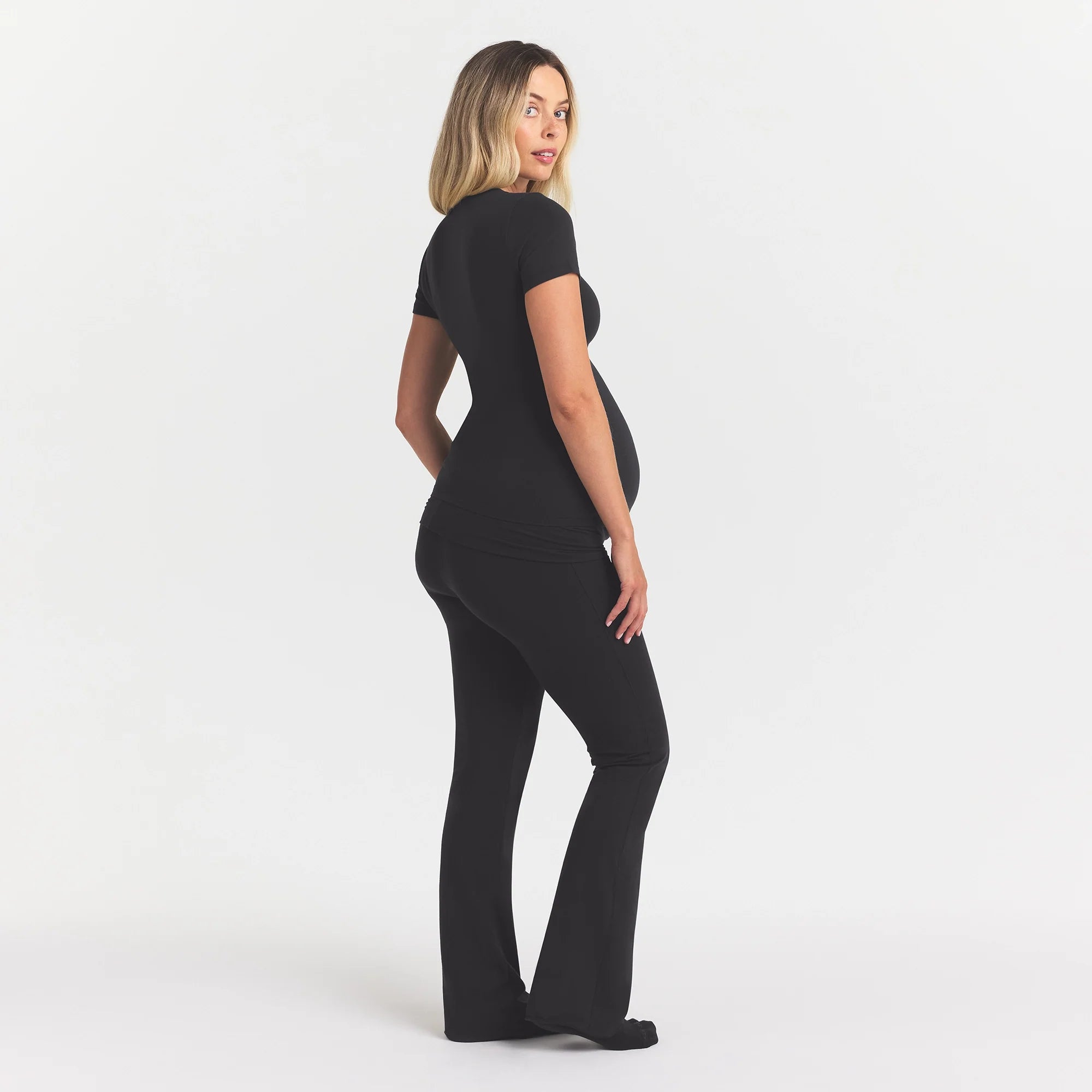 COTTON JERSEY MATERNITY T-SHIRT | SOOT ON A MODEL FRONT VIEW @ | FOCUS: 0.0, 1.0, 0.9