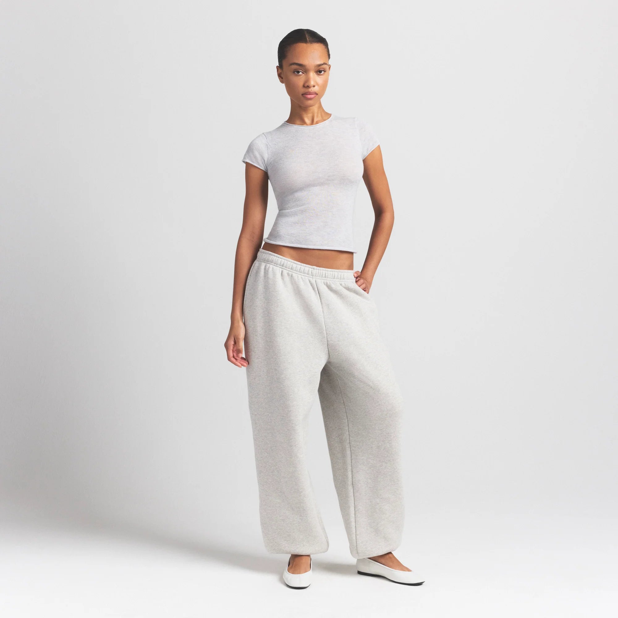 FEATHERWEIGHT CASHMERE TEE | LIGHT HEATHER GREY ON A MODEL FRONT VIEW S | FOCUS: 0.0, 1.0, 0.9