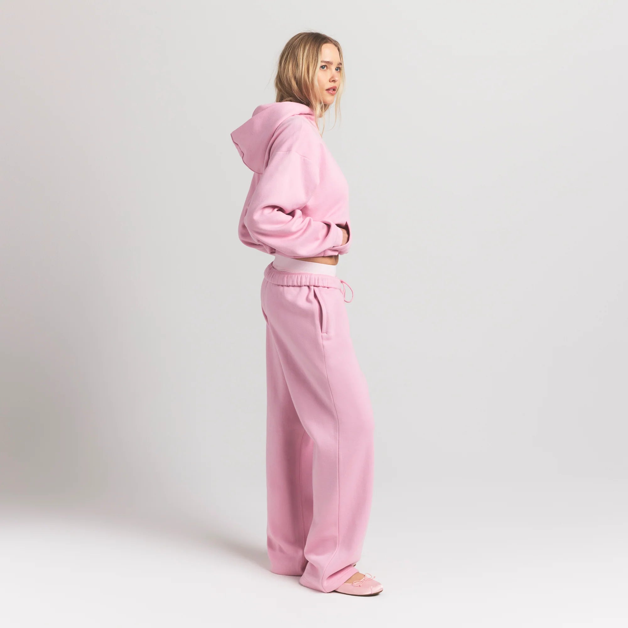 COTTON FLEECE CLASSIC STRAIGHT LEG PANT | HALITE ON A MODEL SIDE VIEW @ | FOCUS: 0.9, 0.1, 0.7