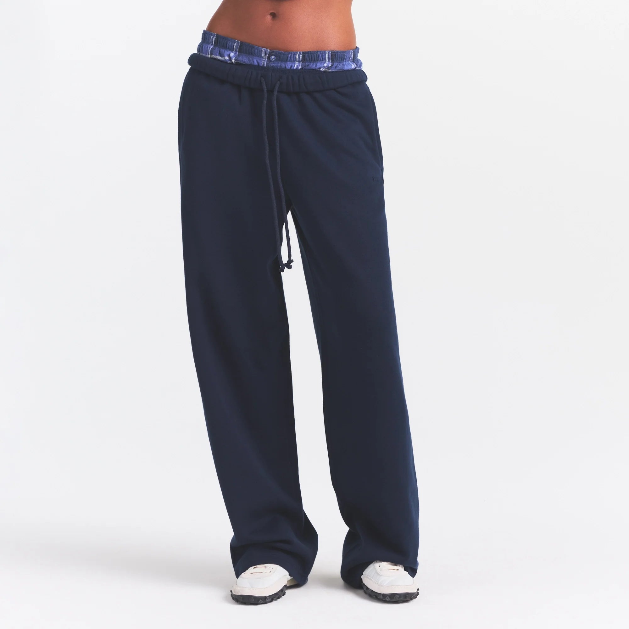 COTTON FLEECE CLASSIC STRAIGHT LEG PANT | NAVY ON A MODEL SIDE VIEW