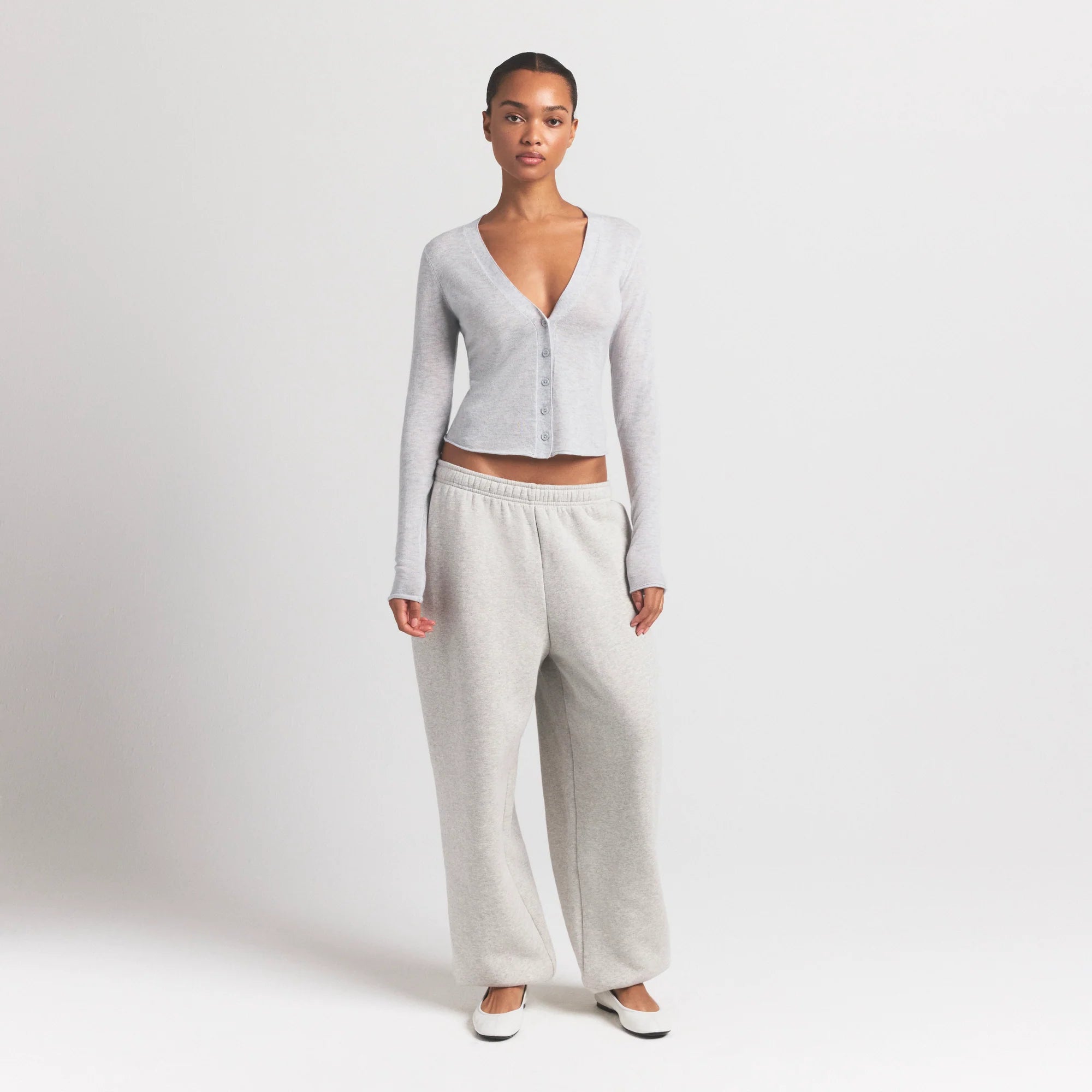 FEATHERWEIGHT CASHMERE CARDIGAN | LIGHT HEATHER GREY ON A MODEL FRONT VIEW S | FOCUS: 0.0, 1.0, 0.9