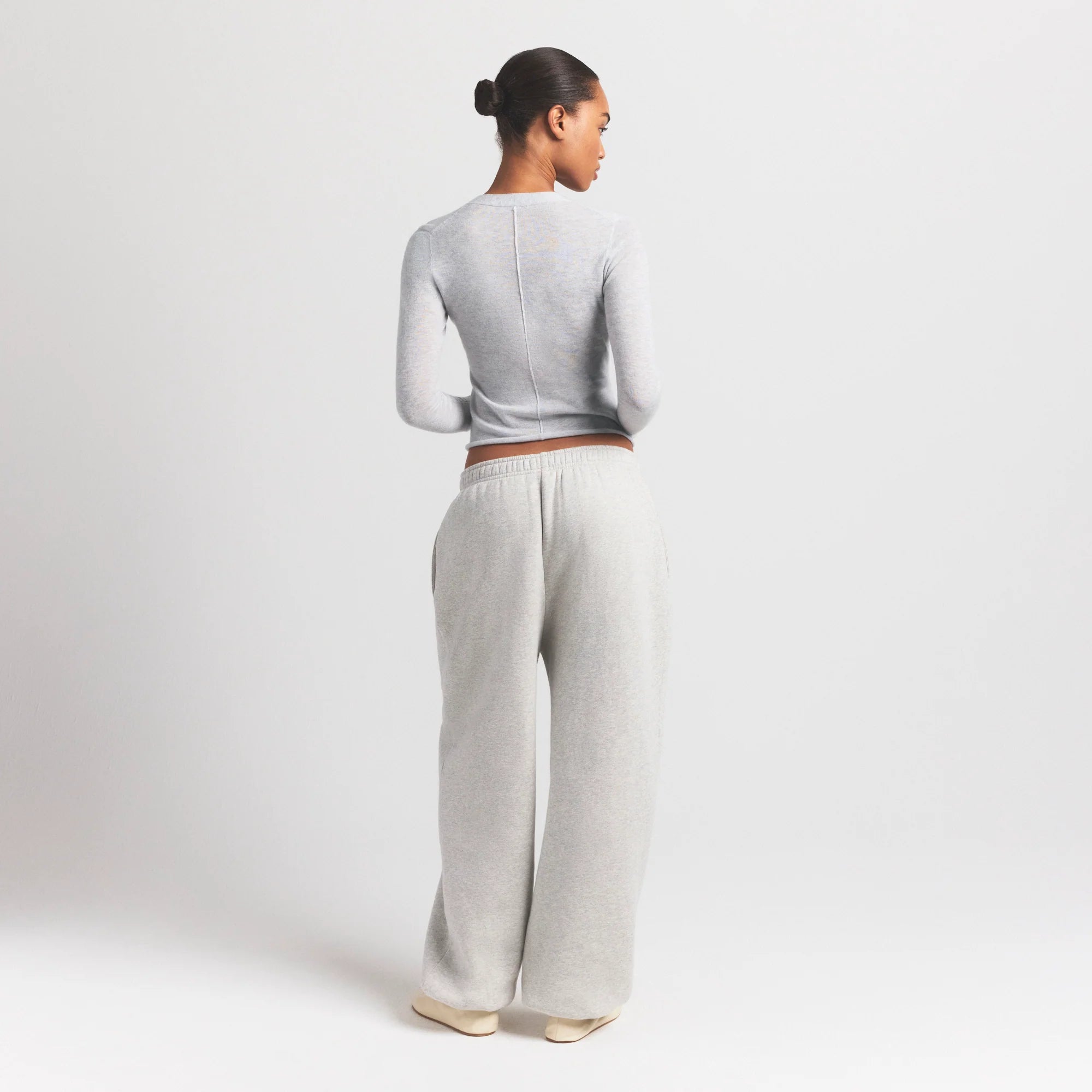 FEATHERWEIGHT CASHMERE CARDIGAN | LIGHT HEATHER GREY ON A MODEL SIDE VIEW S | FOCUS: 0.0, 1.0, 0.9