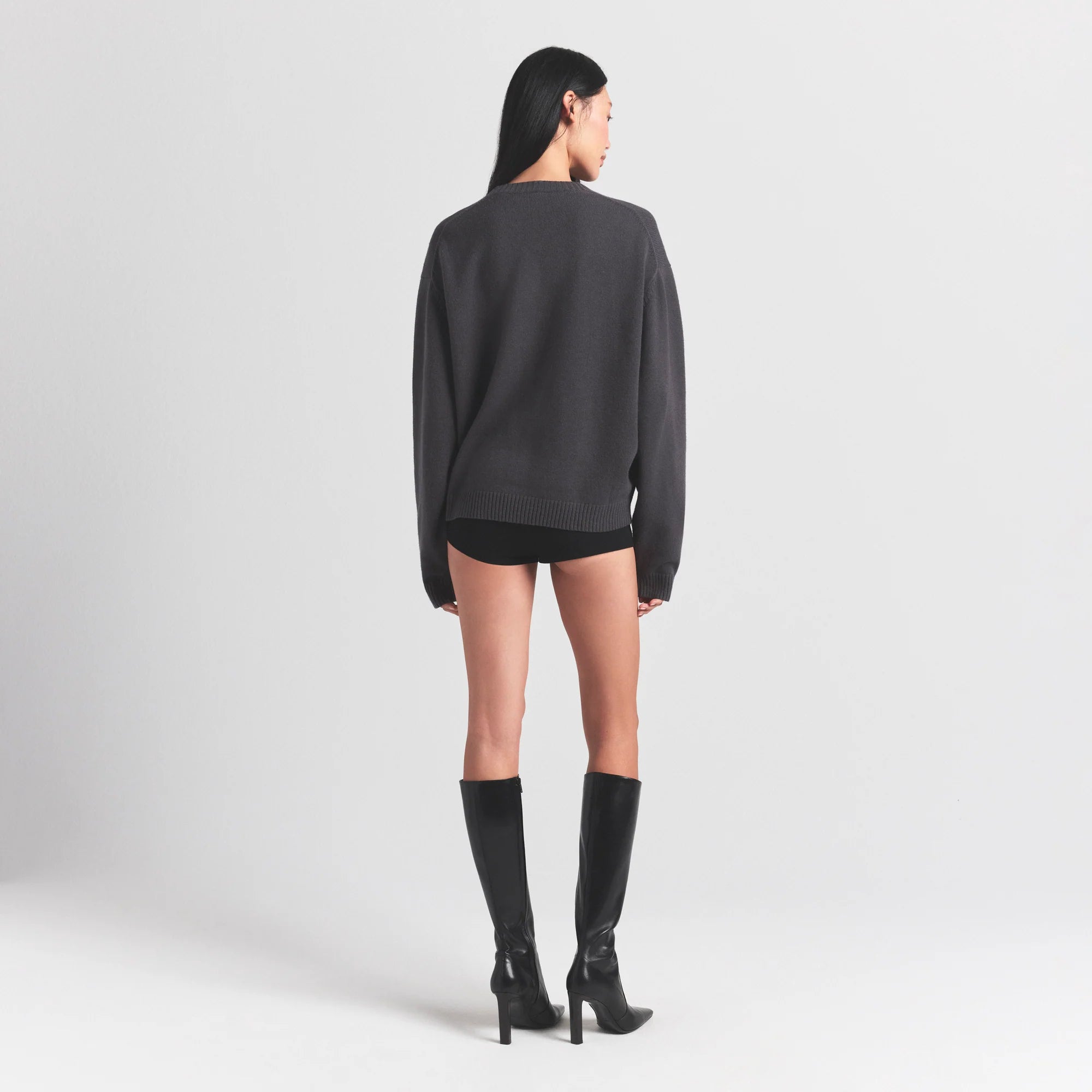SWEATER KNITS PULLOVER V NECK | ASH ON A MODEL SIDE VIEW @ | FOCUS: 0.0, 1.0, 0.9