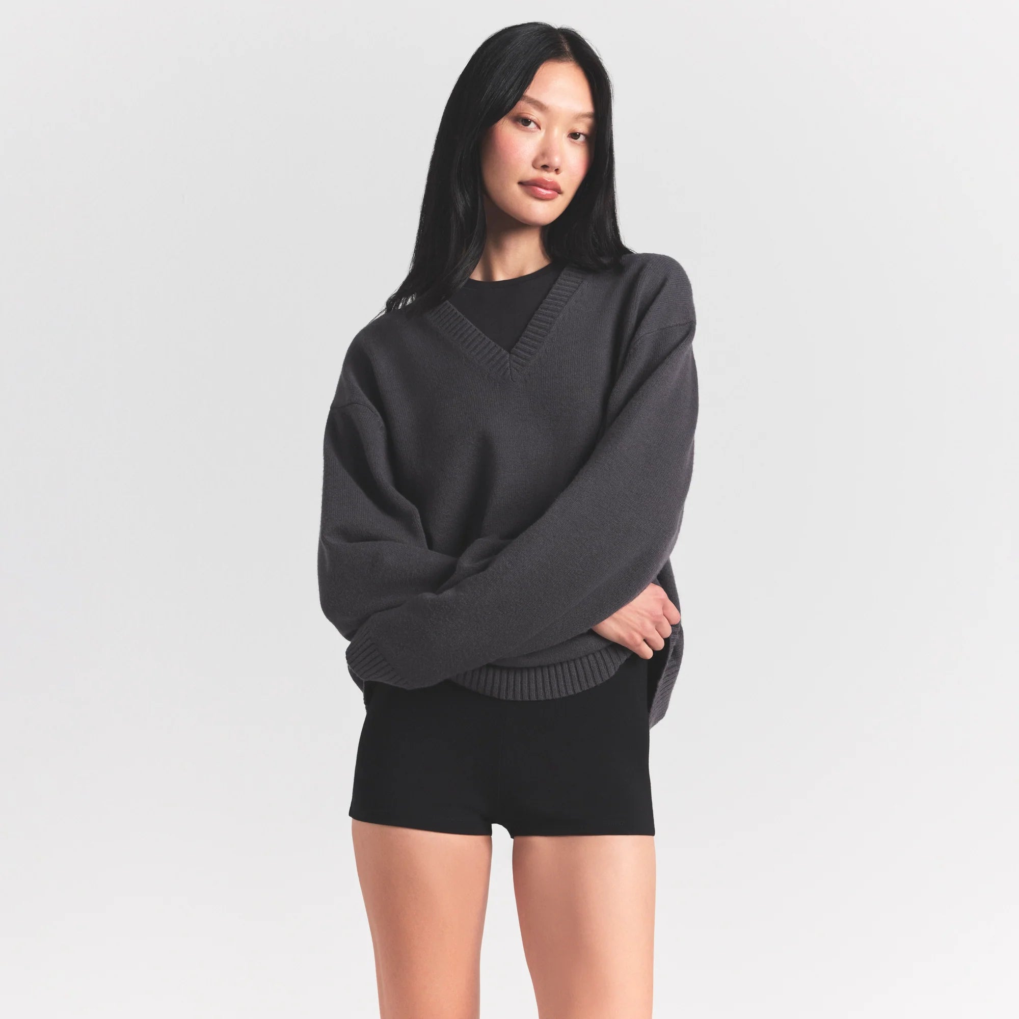 SWEATER KNITS PULLOVER V NECK | ASH ON A MODEL SIDE VIEW @ | FOCUS: 0.0, 1.0, 0.9